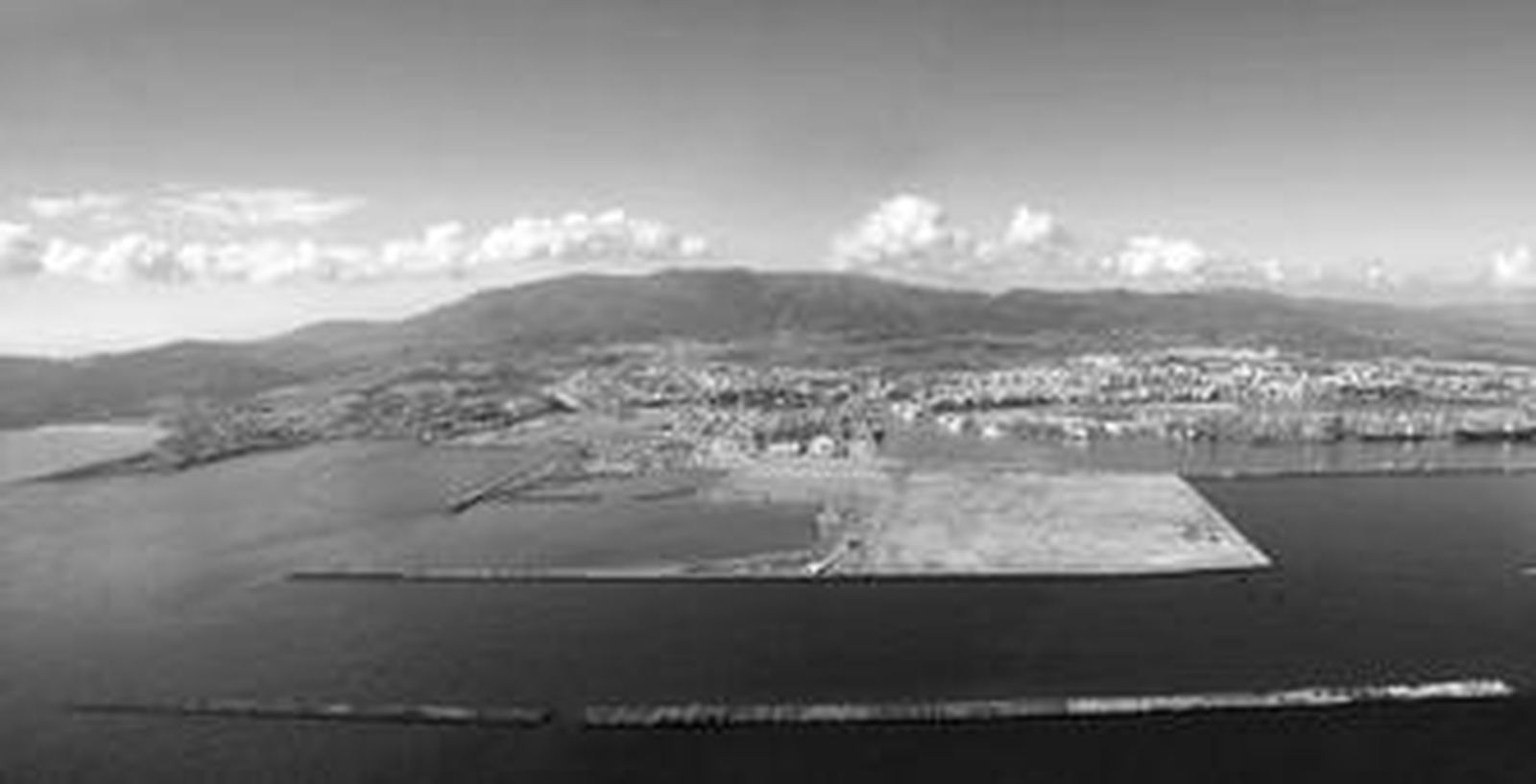 Una vista aérea de la zona portuaria de Isla Verde Exterior.