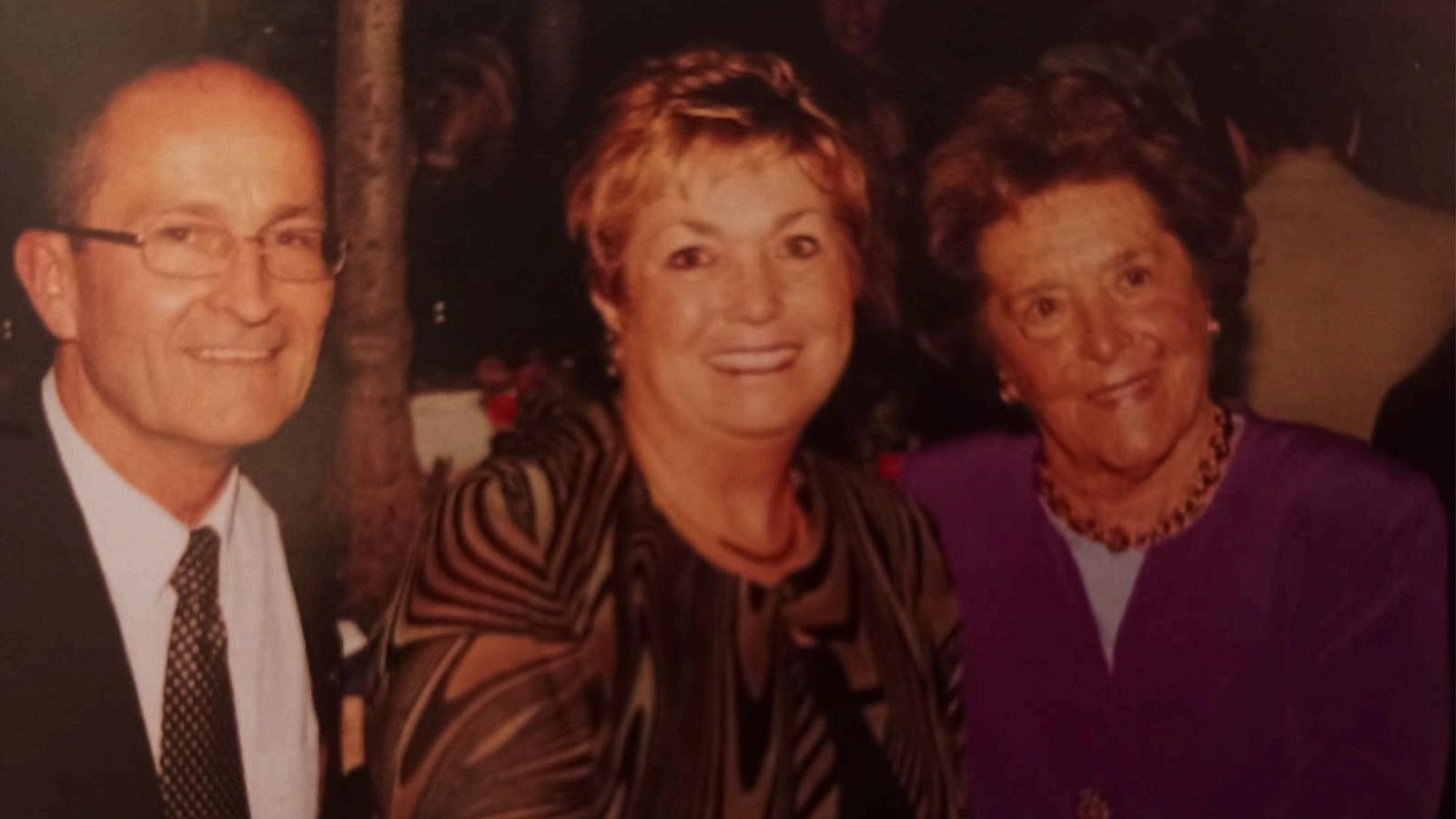 Mike, Ángela y María Larisch.