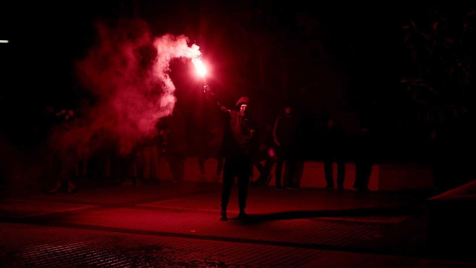 Manifestantes frente a la sede de Femca, en Cádiz.