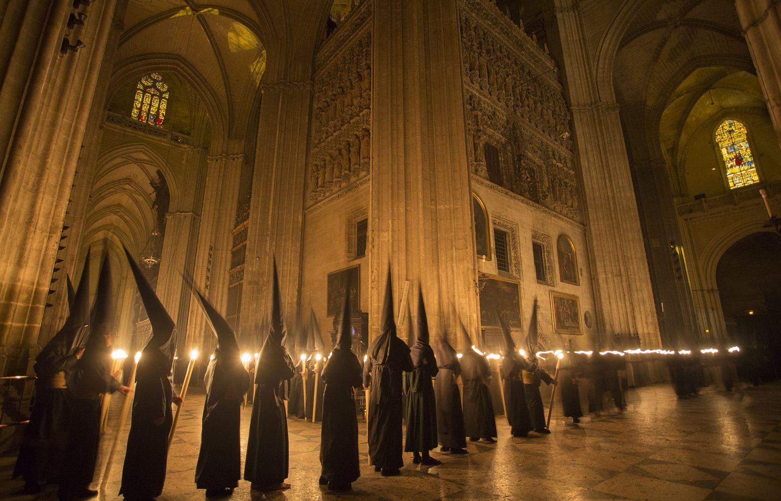 El paso de las hermandades de la Madrugada por la Catedral de Sevilla