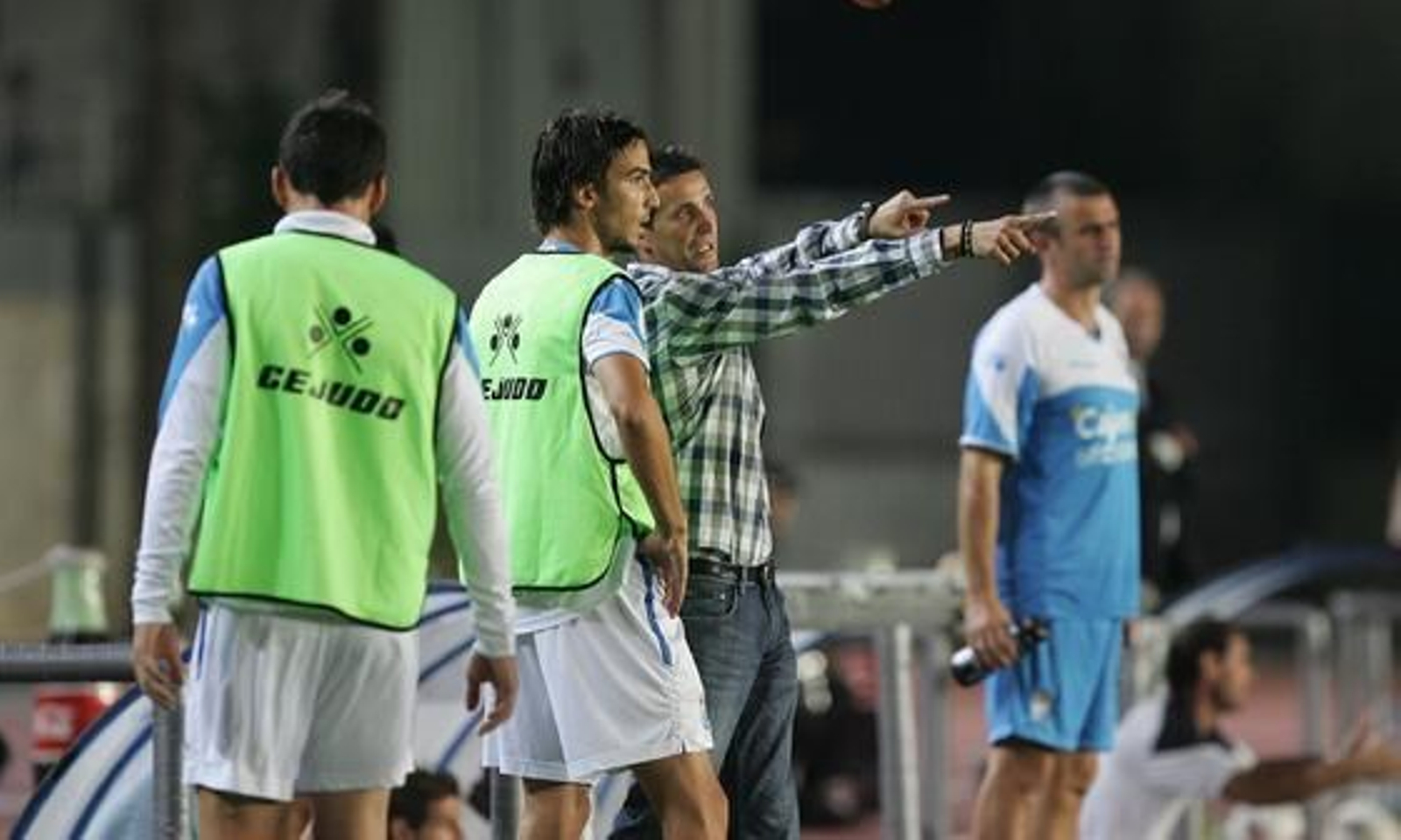 Juan Merino da instrucciones a Óscar Díaz antes de que éste saltara al campo.

Foto: Pascual