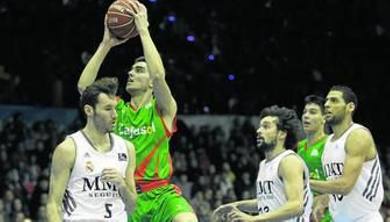 Satoransky lanza a canasta incordiado por Rudy Fernández en el último Cajasol-Real Madrid celebrado en San Pablo.
