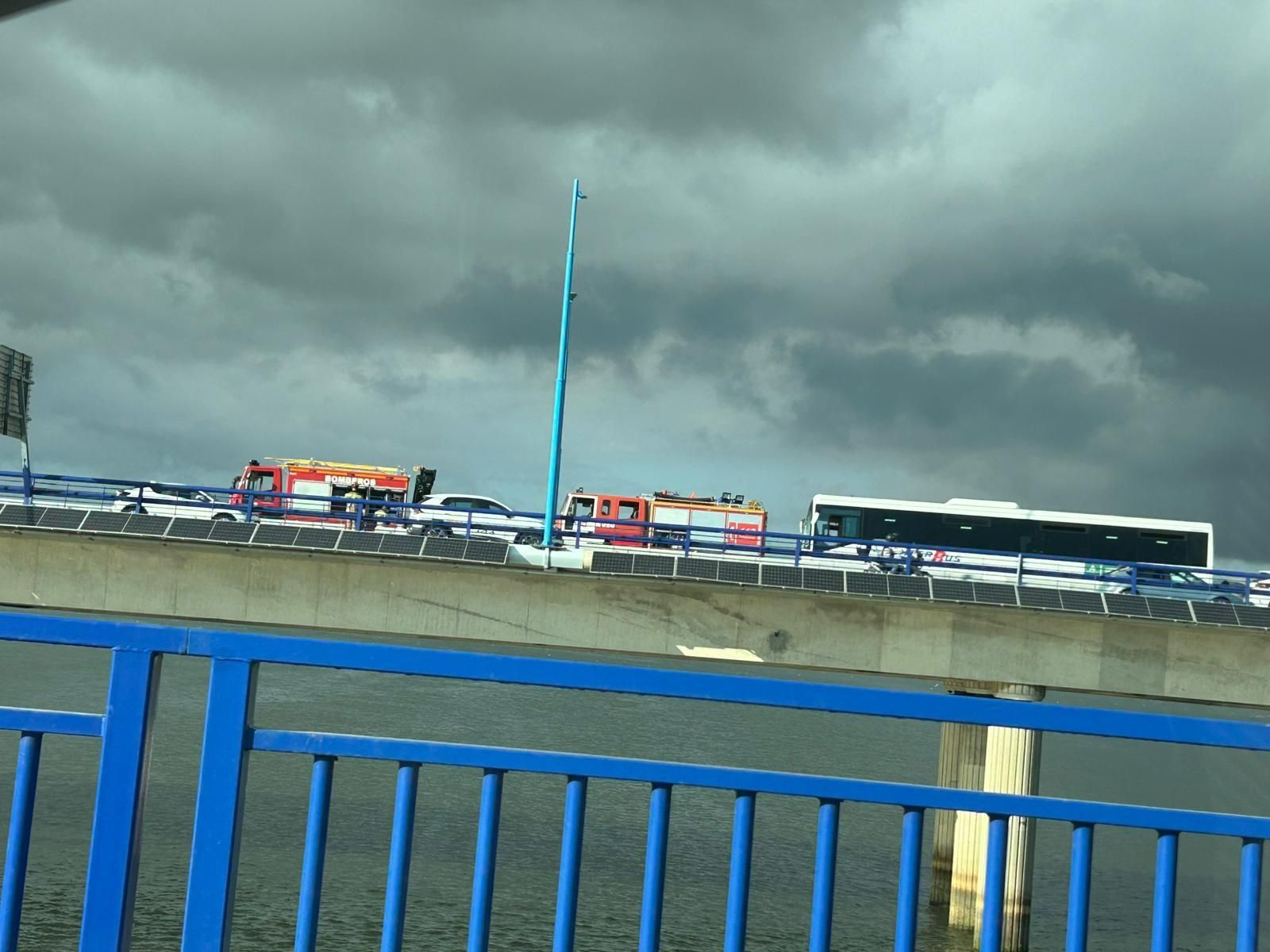 Coches de bomberos delante del autobús accidentado.