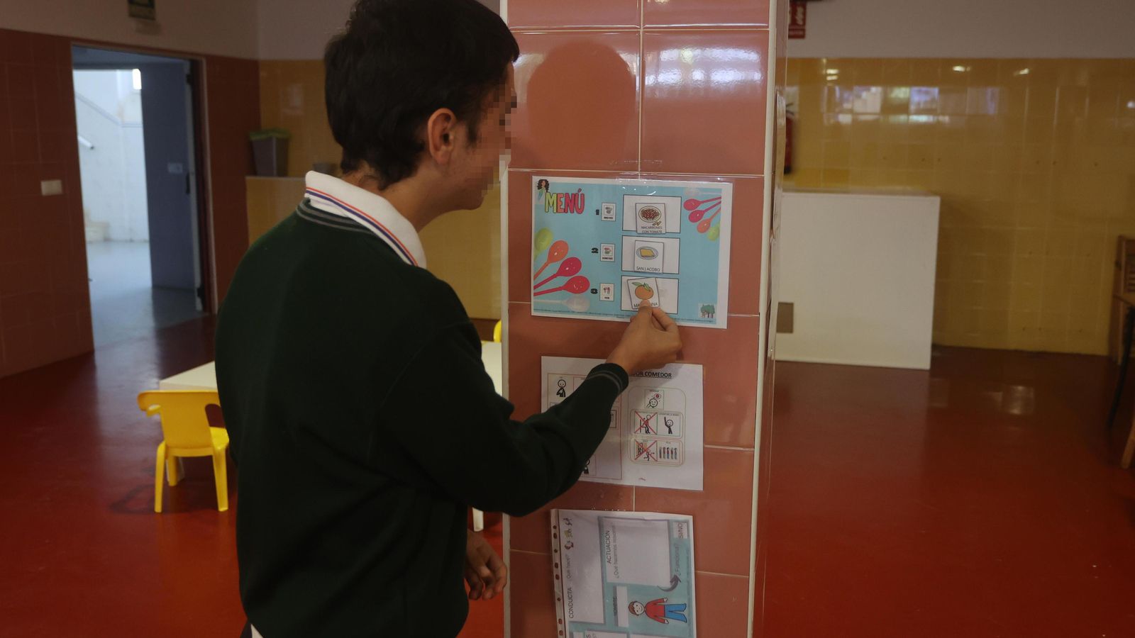 El comedor está totalmente señalizado con pictogramas para que los alumnos TEA tengan la misma información que el resto de usuarios de este servicio.