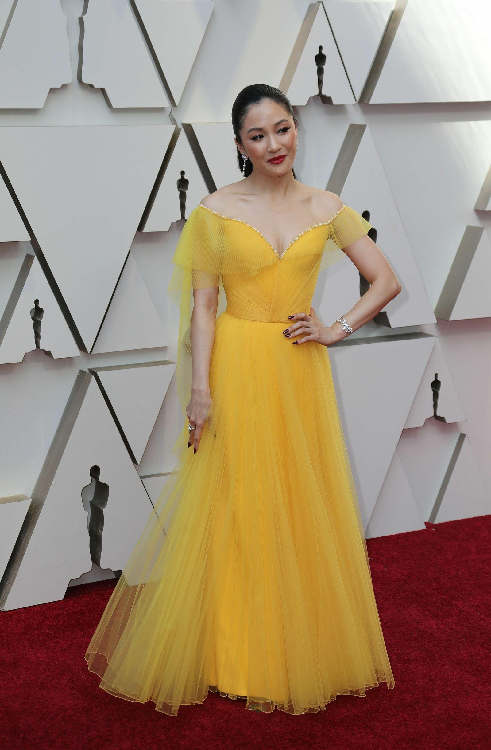 Constance Wu, de Versace