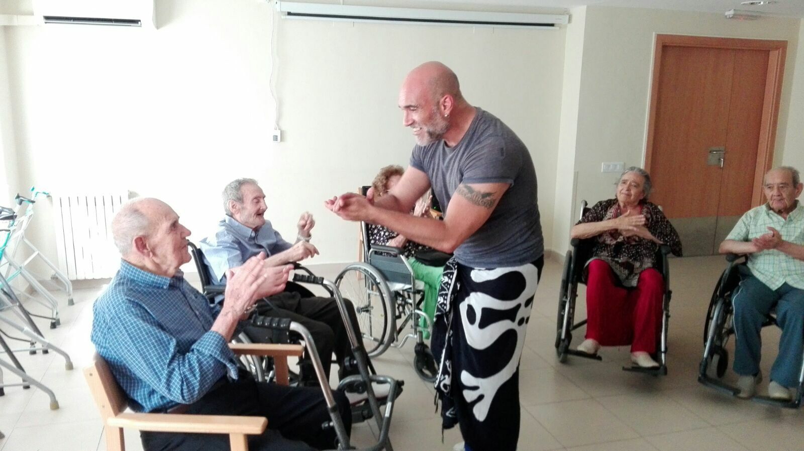 Paco Mora, en un taller terapéutico de flamenco con enfermos de alzheimer en Badajoz, ciudad en la que reside.
