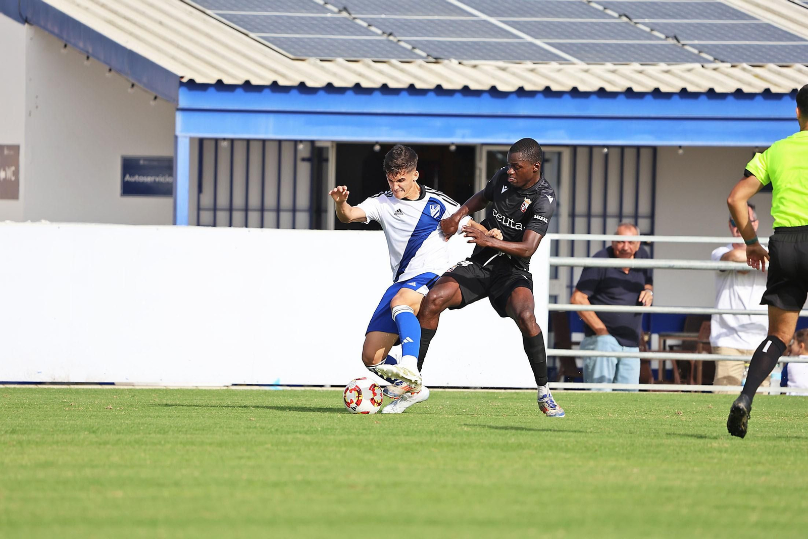 Iván Romero pugna por un balón con un rival en Atlético Onubense-Ceuta de la pasada jornada.