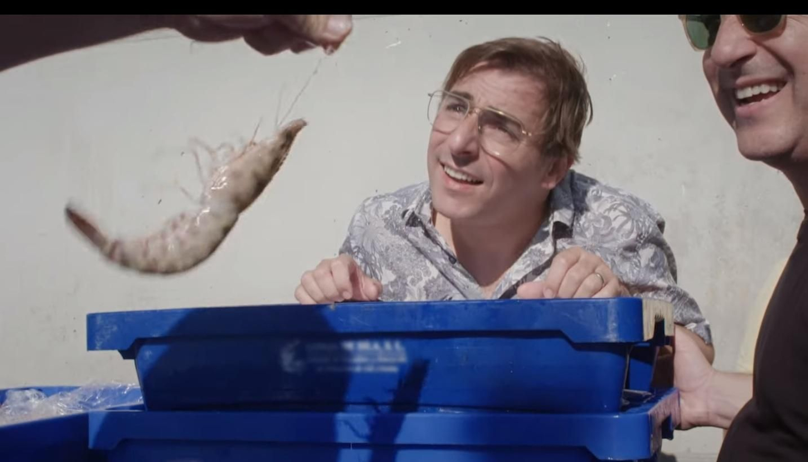 Jordi Roca en la lonja de Sanlúcar con langostinos.