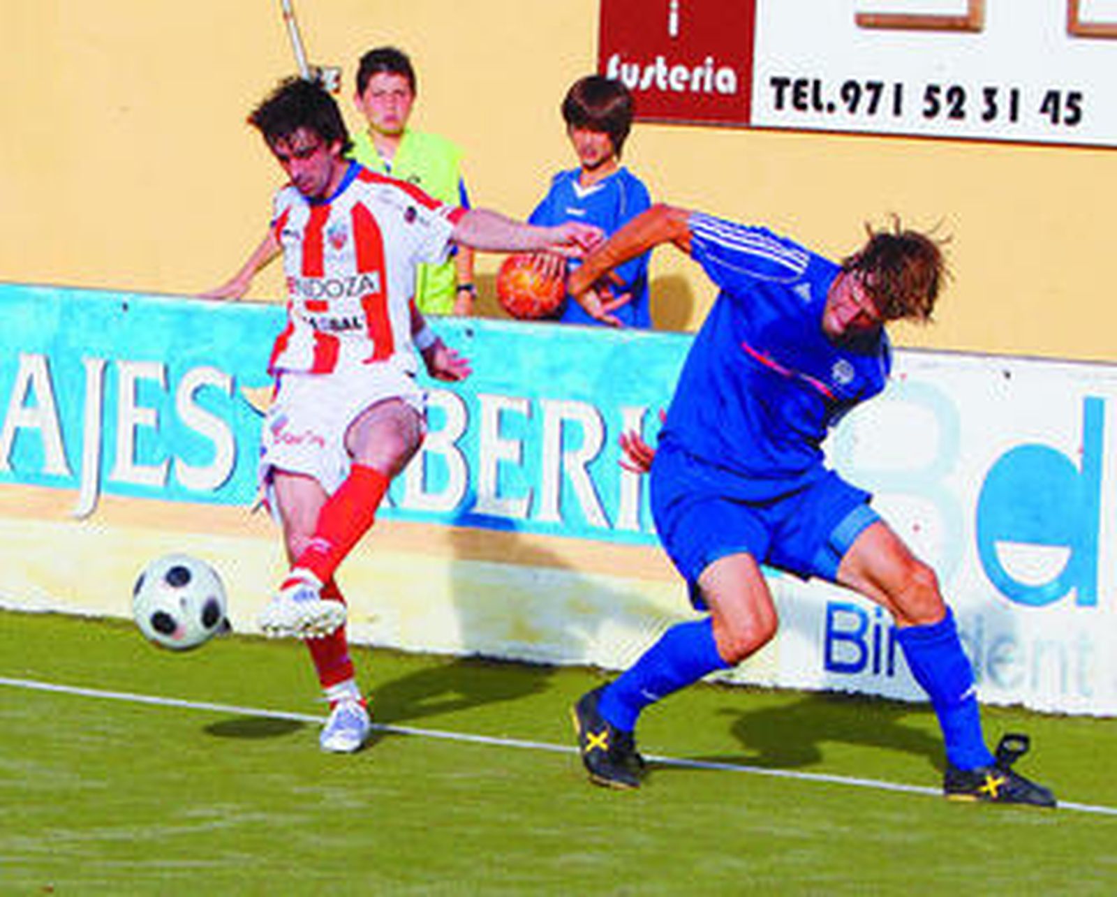 Reynes (i), autor del gol decisivo del Binissalem en Monzón.