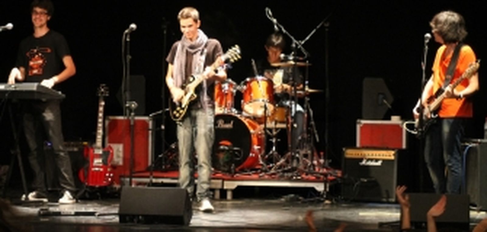 La primera semifinal del RockinLei llena el Teatro Apolo de jóvenes fans