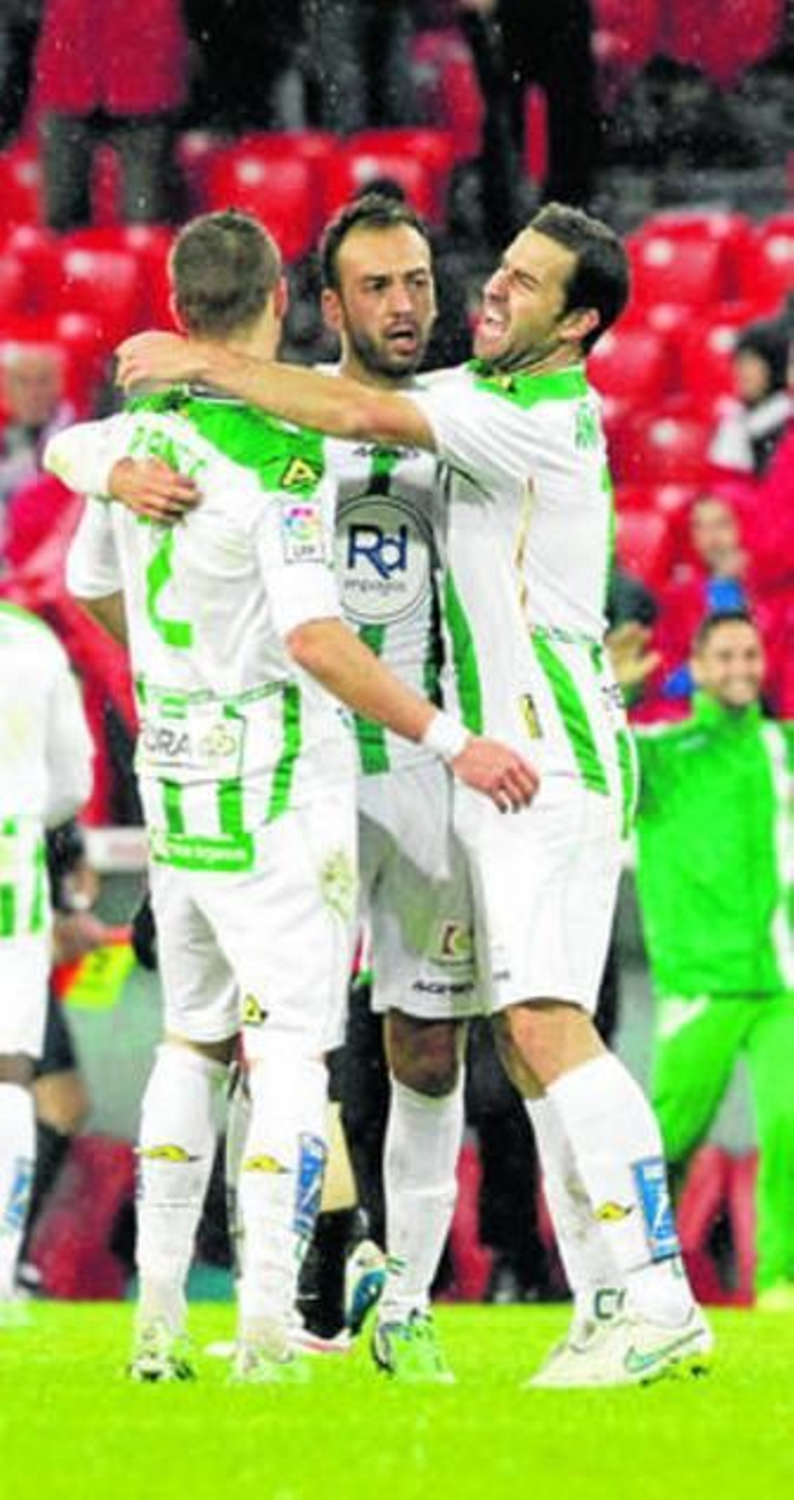 Pantic, Deivid e Íñigo López celebran la victoria en San Mamés.