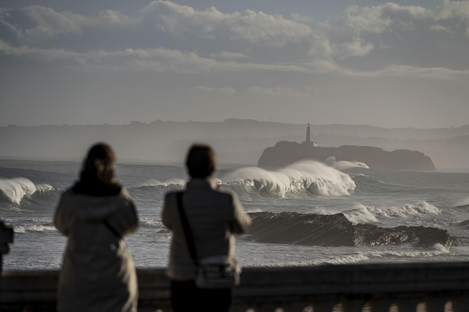 Las impresionantes olas que provoca Herminia en la costa norte de España