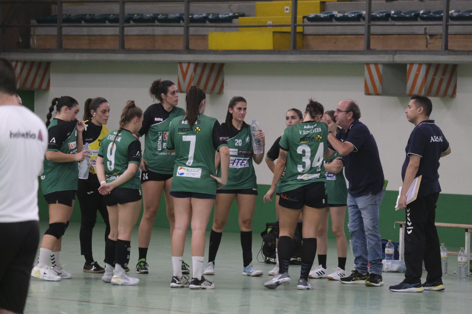 Rafa Moreno da órdenes a las jugadoras del Adesal.