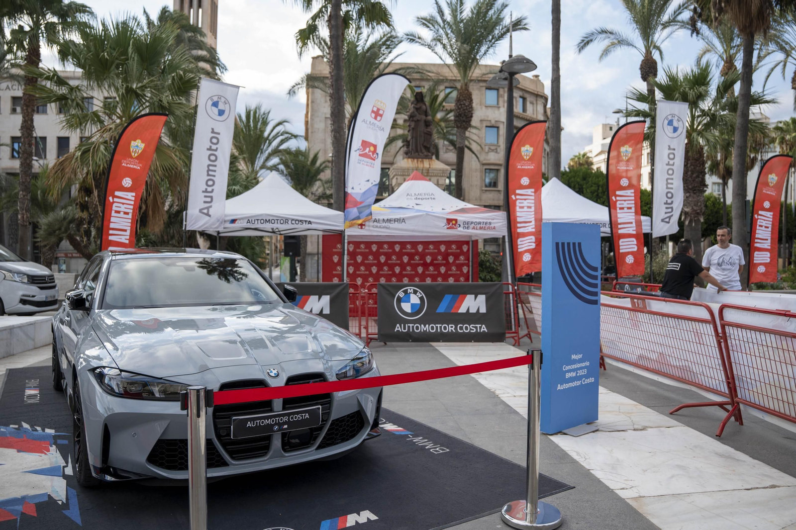 Los jugadores de la UDA Thalys y Andrés firman autógrafos