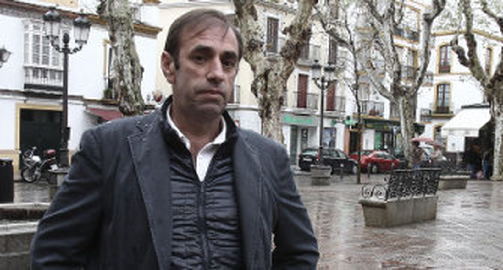 Cayetano Ordóñez Ruiz, hijo, en la plaza de San Lorenzo, junto a la iglesia donde lo bautizaron. / José Ángel García