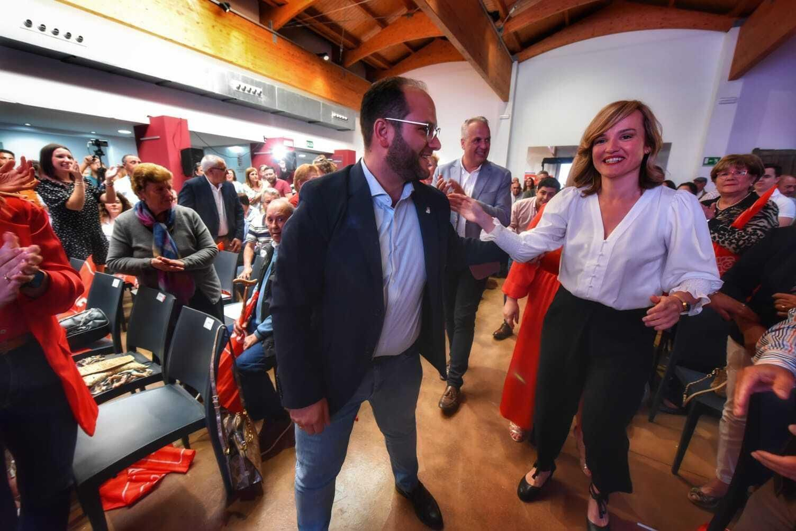 Adrián Vaca y Pilar Alegría, a la entrada en el acto.