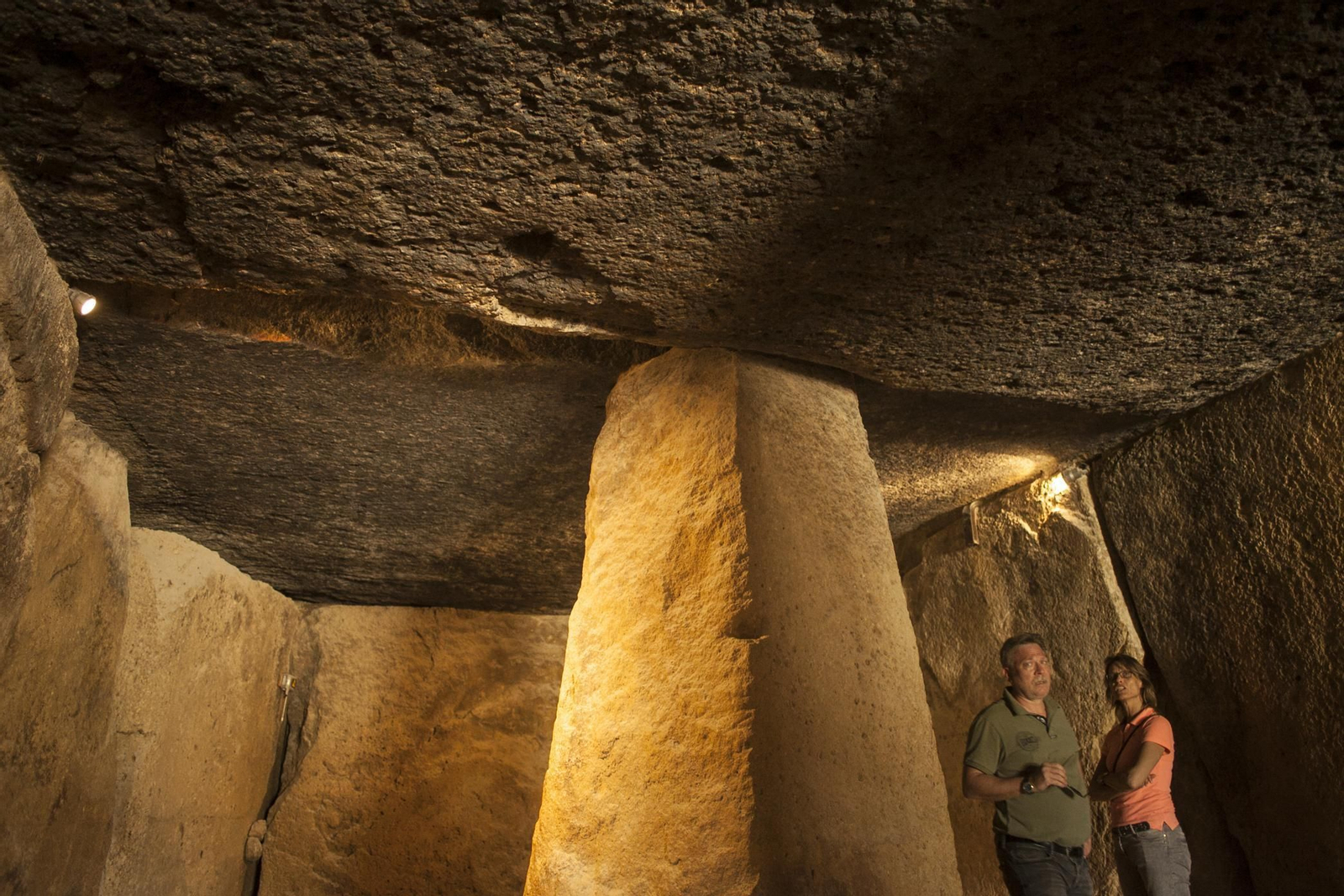 Visitantes en el dolmen de Menga, situado cerca del casco urbano antequerano.