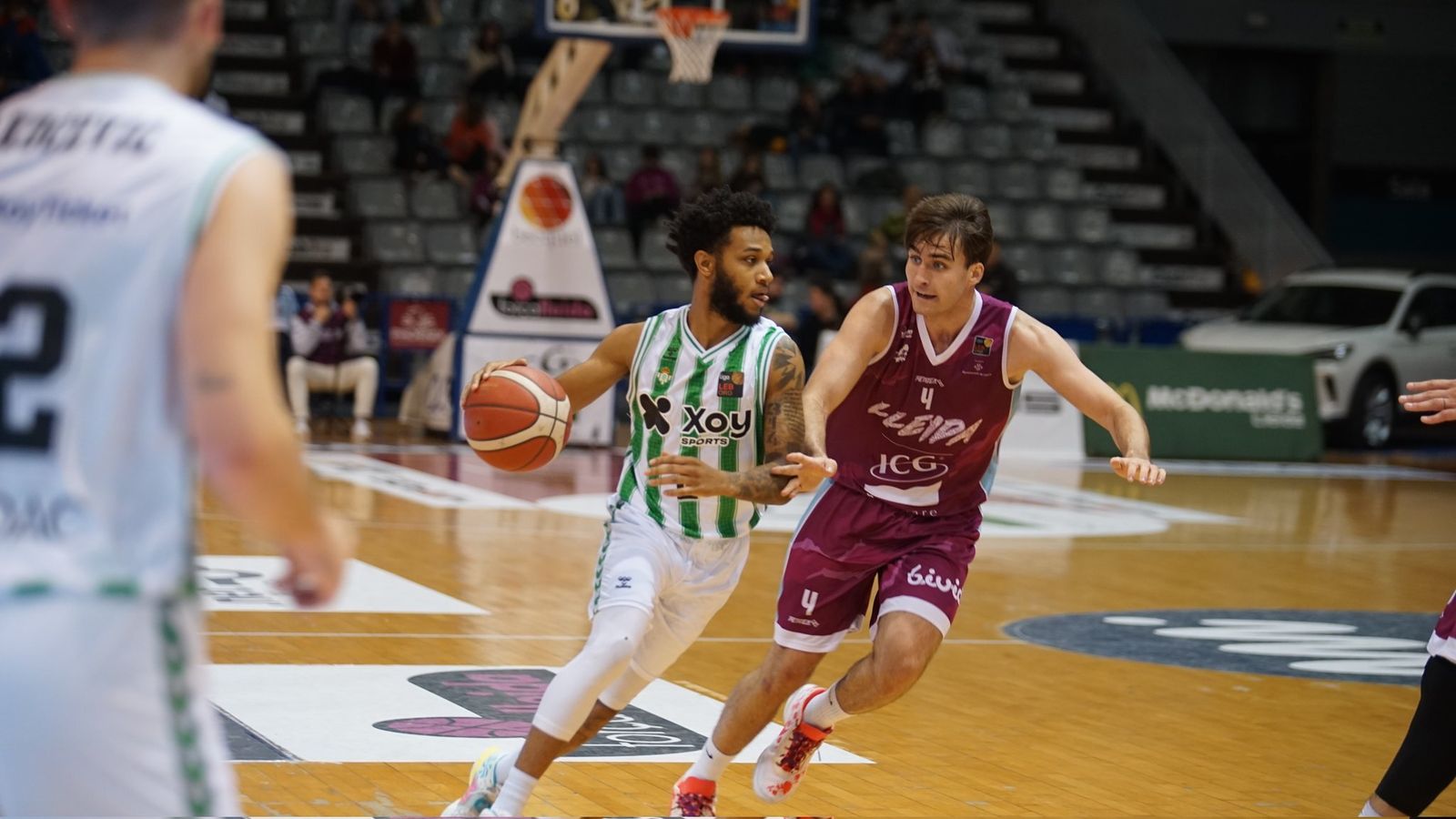 Barnes trata de zafarse de la defensa de Rafa Villar por velocidad.