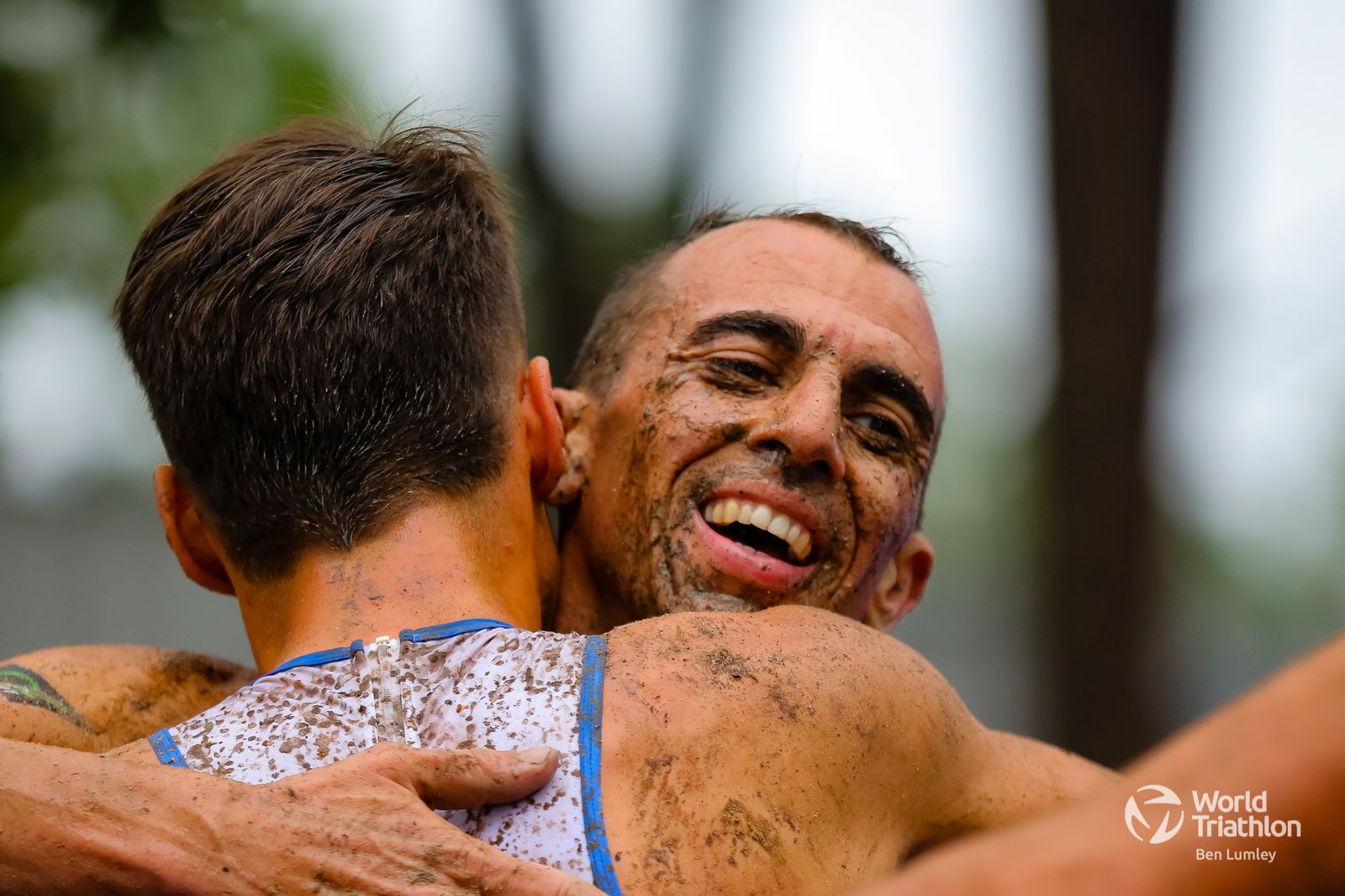 Rubén Ruzafa celebra su medalla.