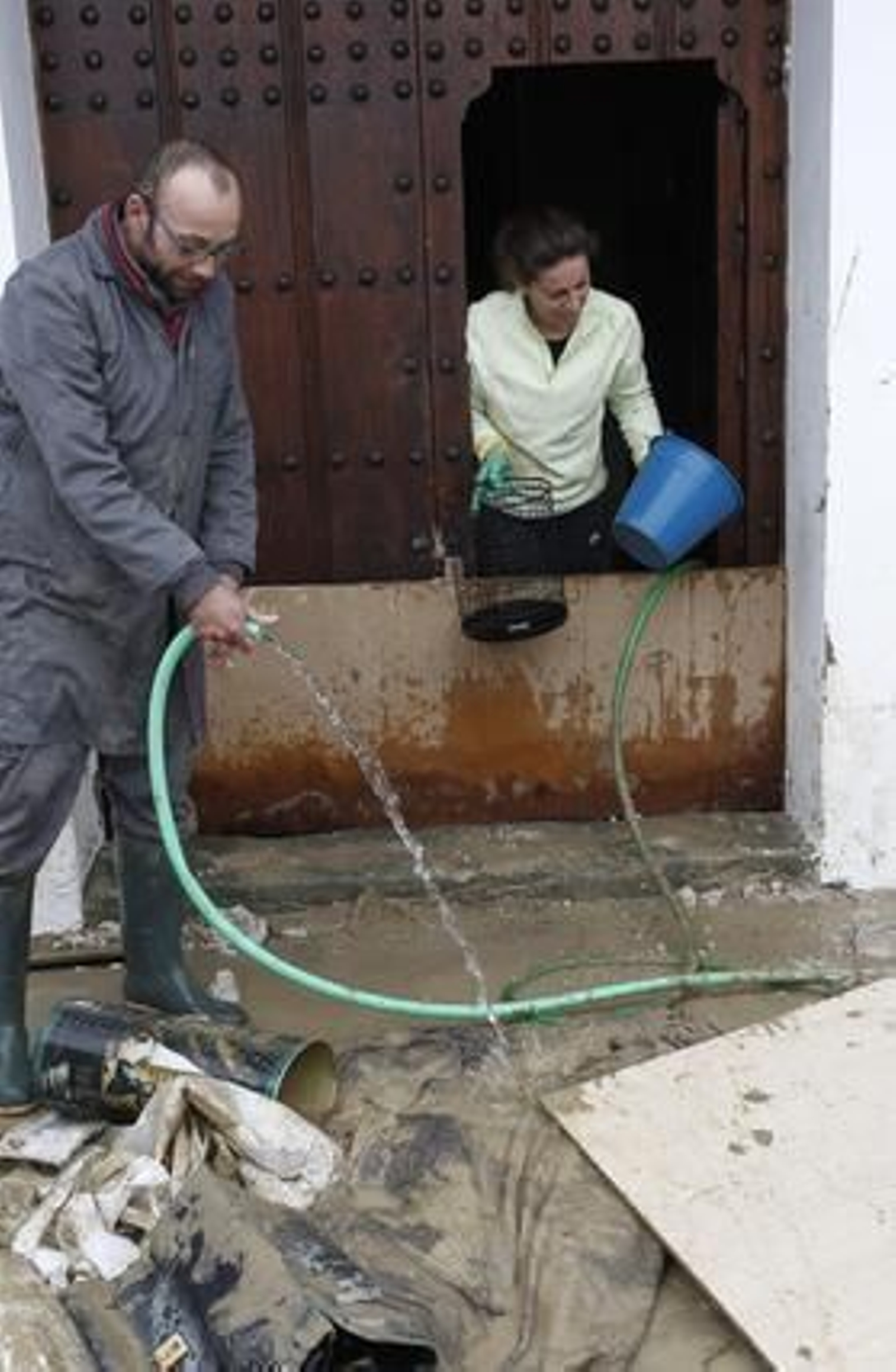 Los vecinos limpian el lodo de las calles y se preparan para la nueva alerta de lluvias.

Foto: Antonio Pizarro