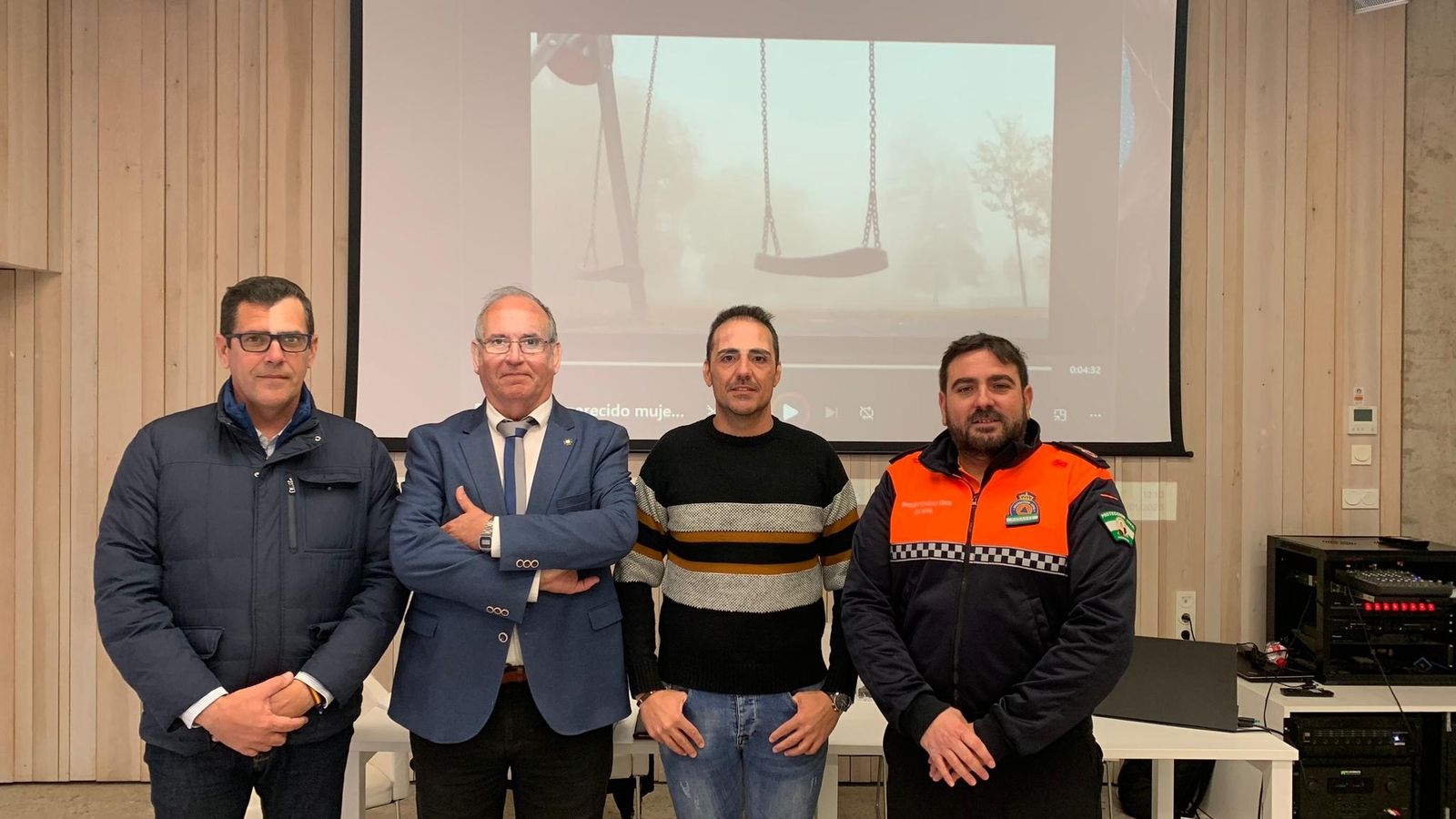 Mariano Jiménez entre varios representantes de servicios con los que colabora la asociación.