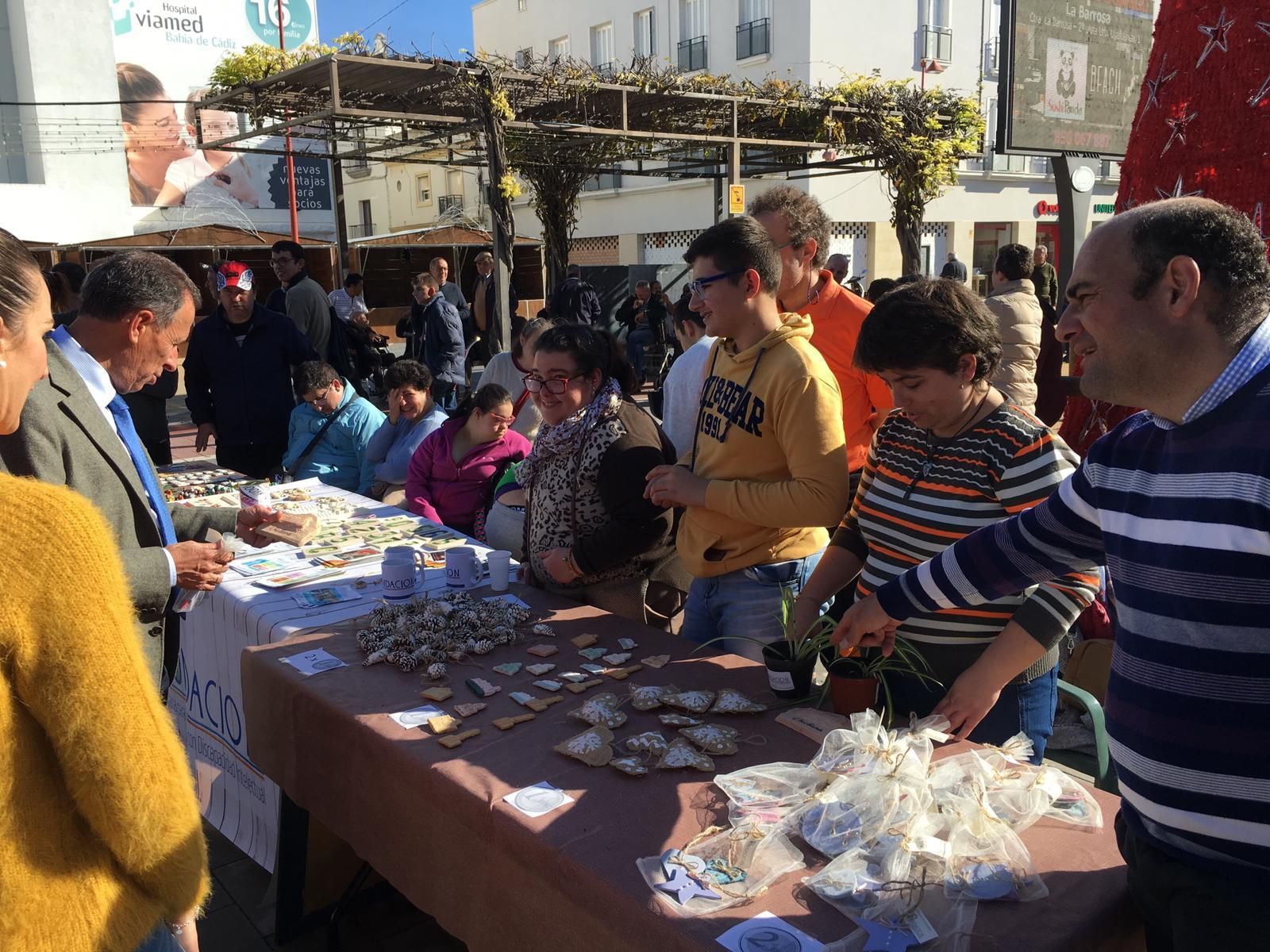 Miembros de la entidad exponen sus trabajos la Plaza de las Bodegas.