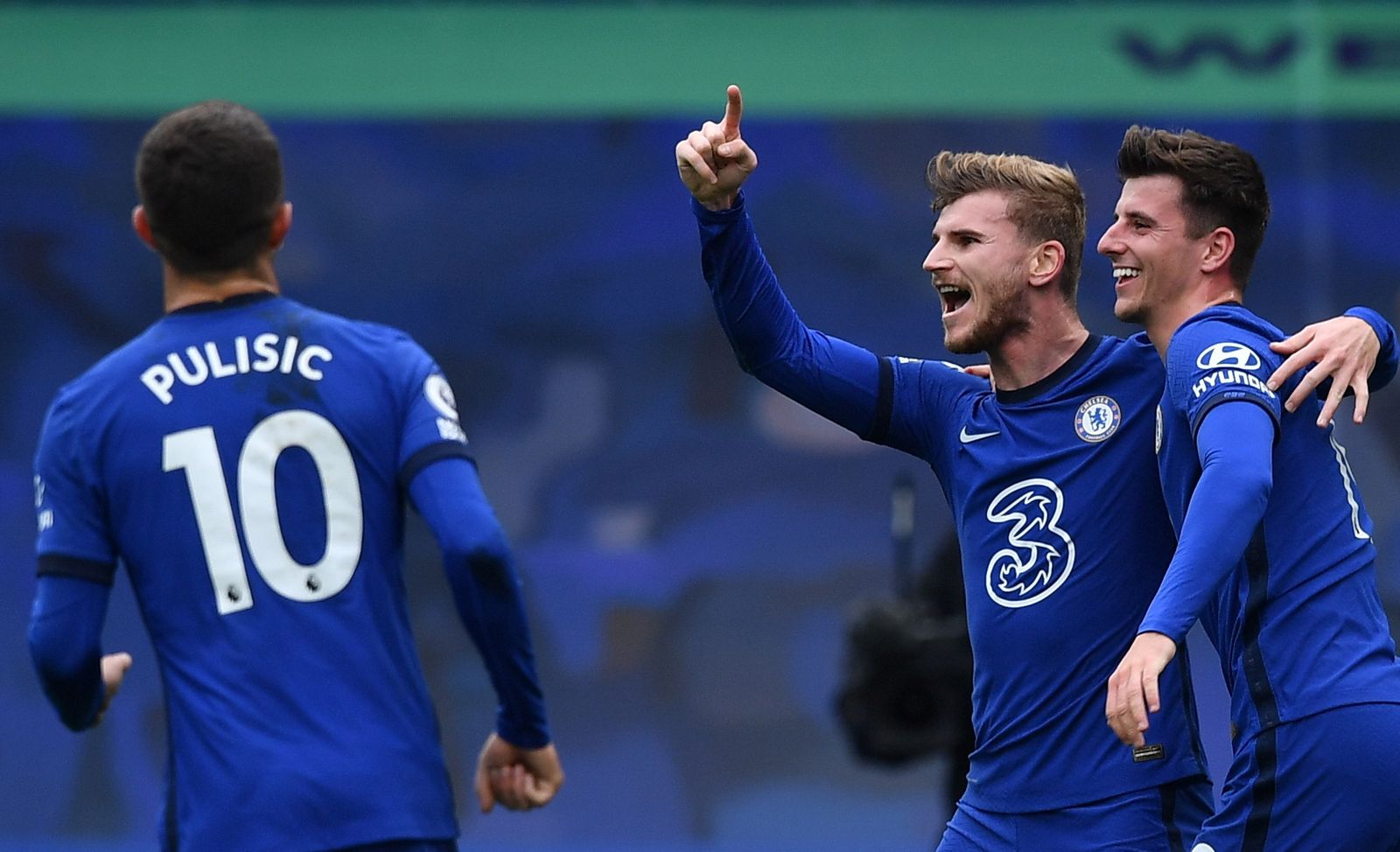 Timo Werner y Kai Havertz celebran un gol ante Pulisic este sábado.