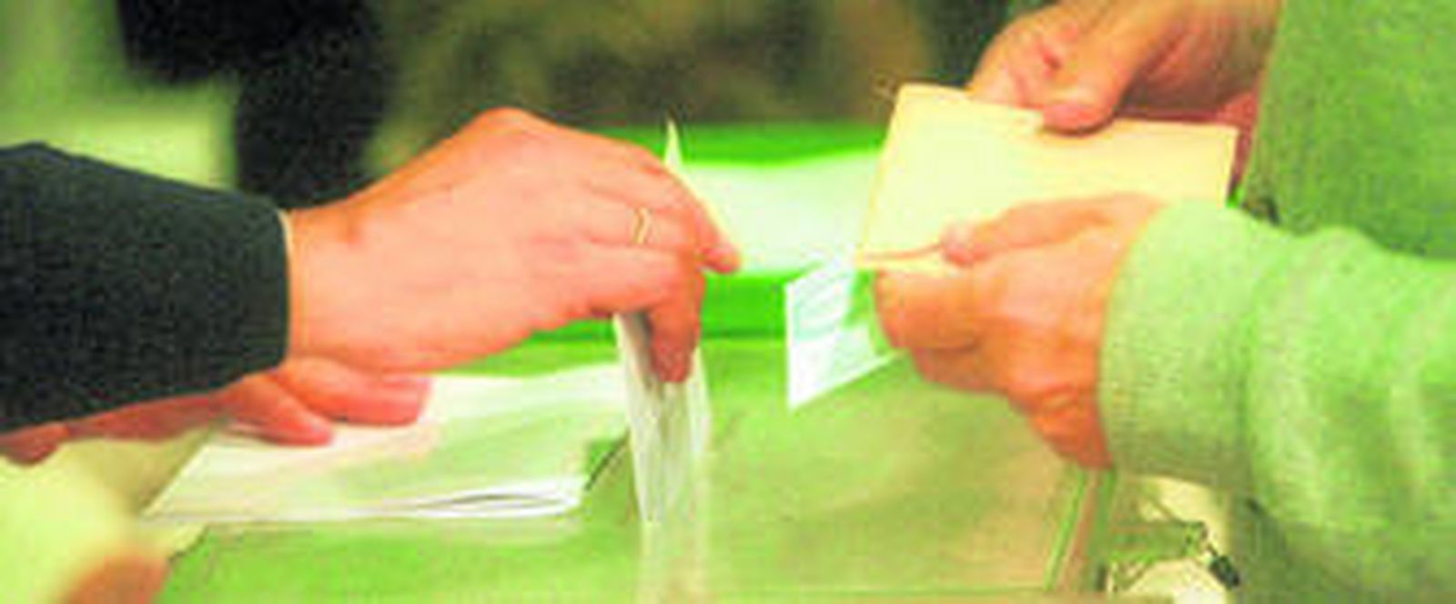 Un ciudadano deposita su voto en una urna.