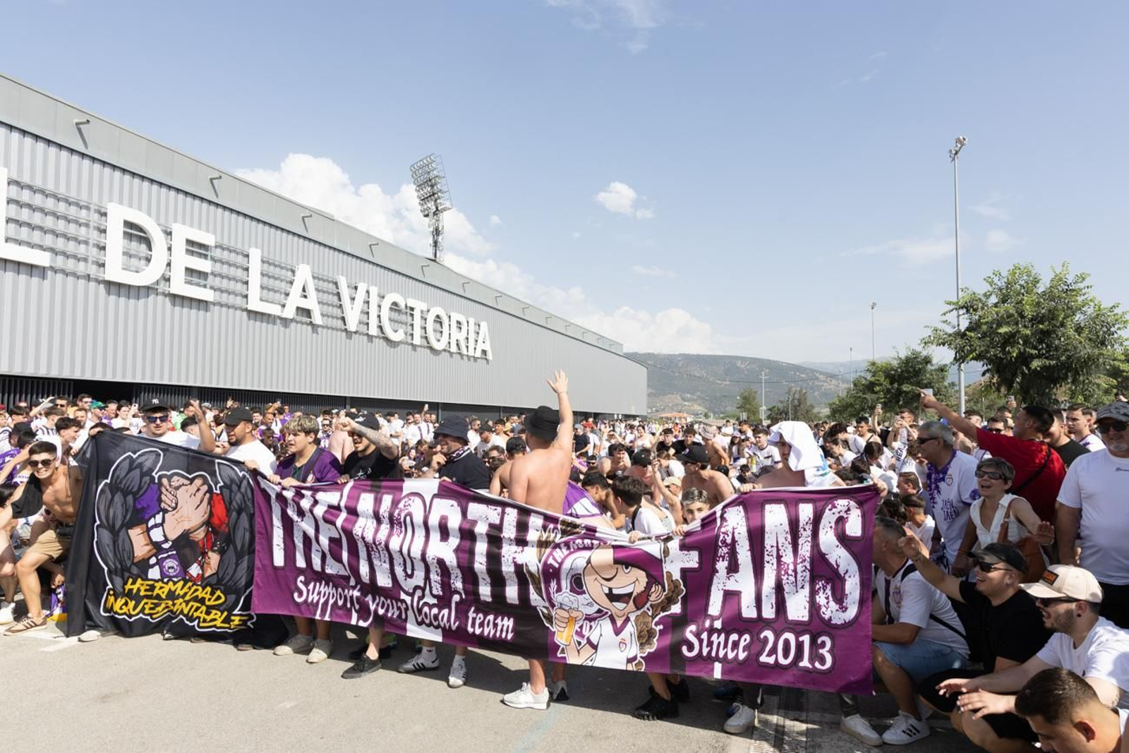 El épico recibimiento de la afición lagarta al Real Jaén, en imágenes