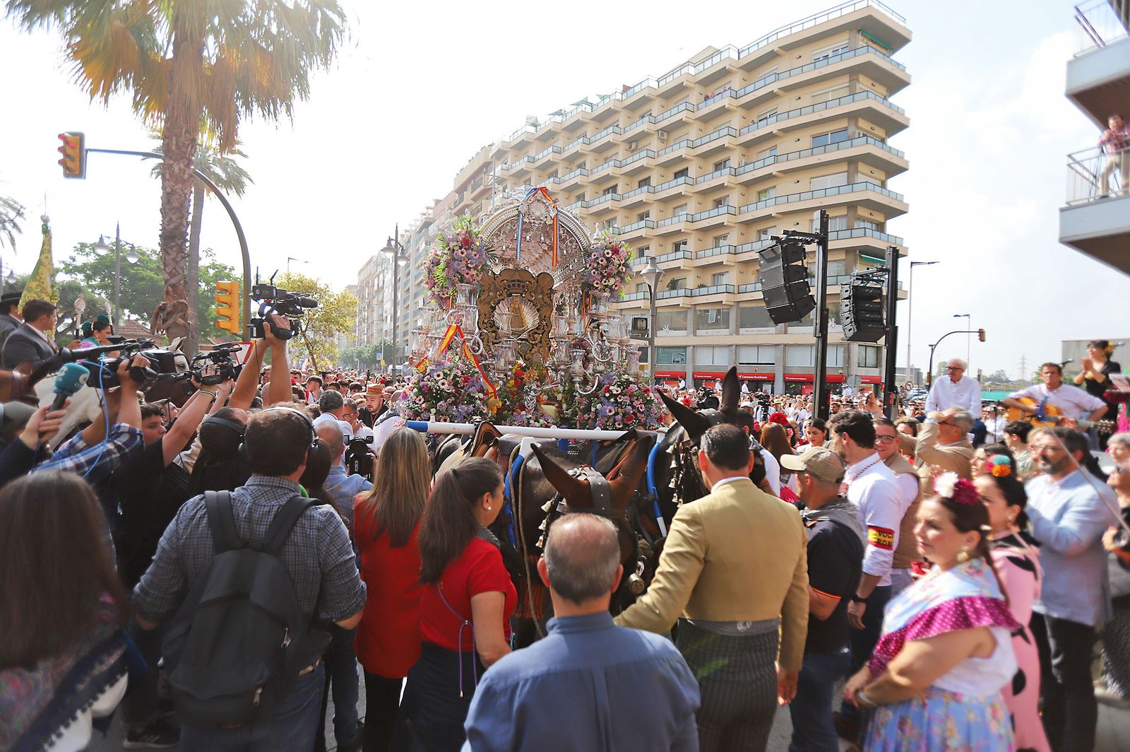 El Rocío 2023: Imágenes de la Hermandad de Emigrantes en su salida de Huelva