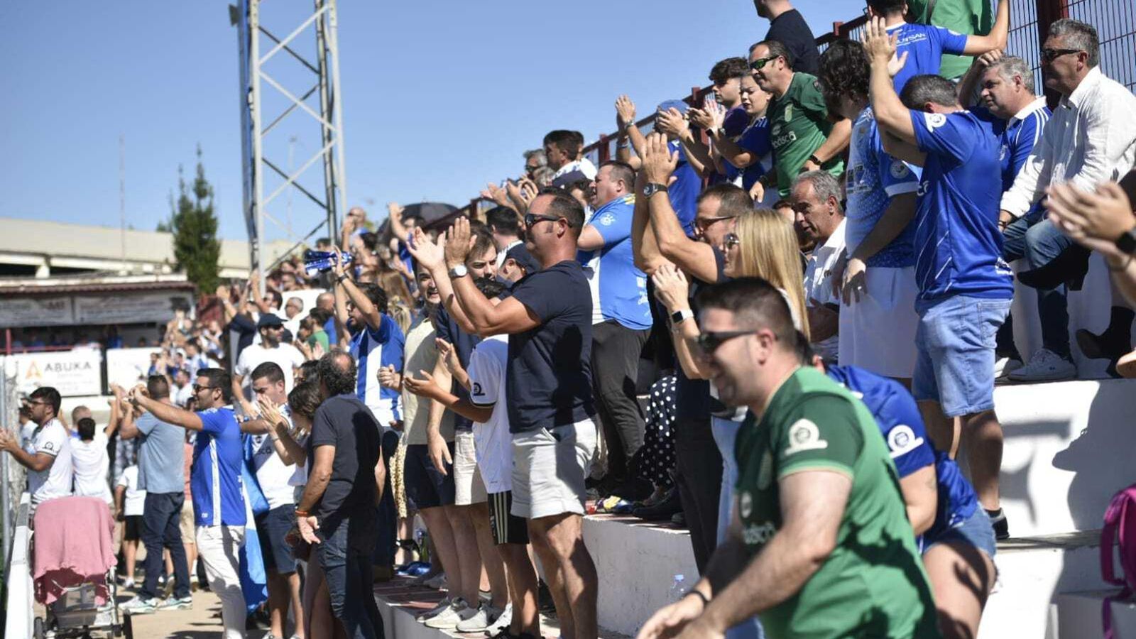 La afición azulina vibró con su equipo en Las Cabezas. La afición azulina vibró con su equipo en Las Cabezas.