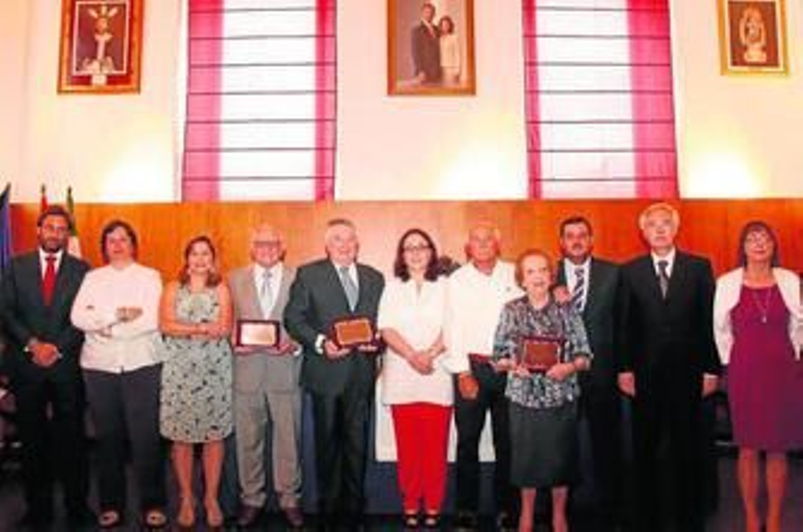 Foto de familia de los galardonados con la alcaldesa.