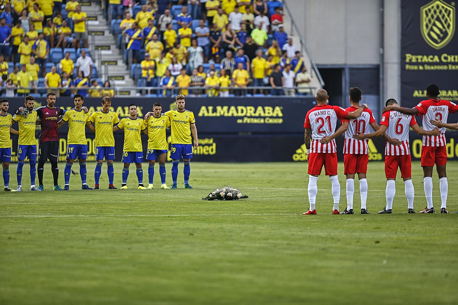 Los dos equipos posan frente a frente durante el minuto de silencio estando entre ambos un ramo de flores. Los dos equipos posan frente a frente durante el minuto de silencio estando entre ambos un ramo de flores.