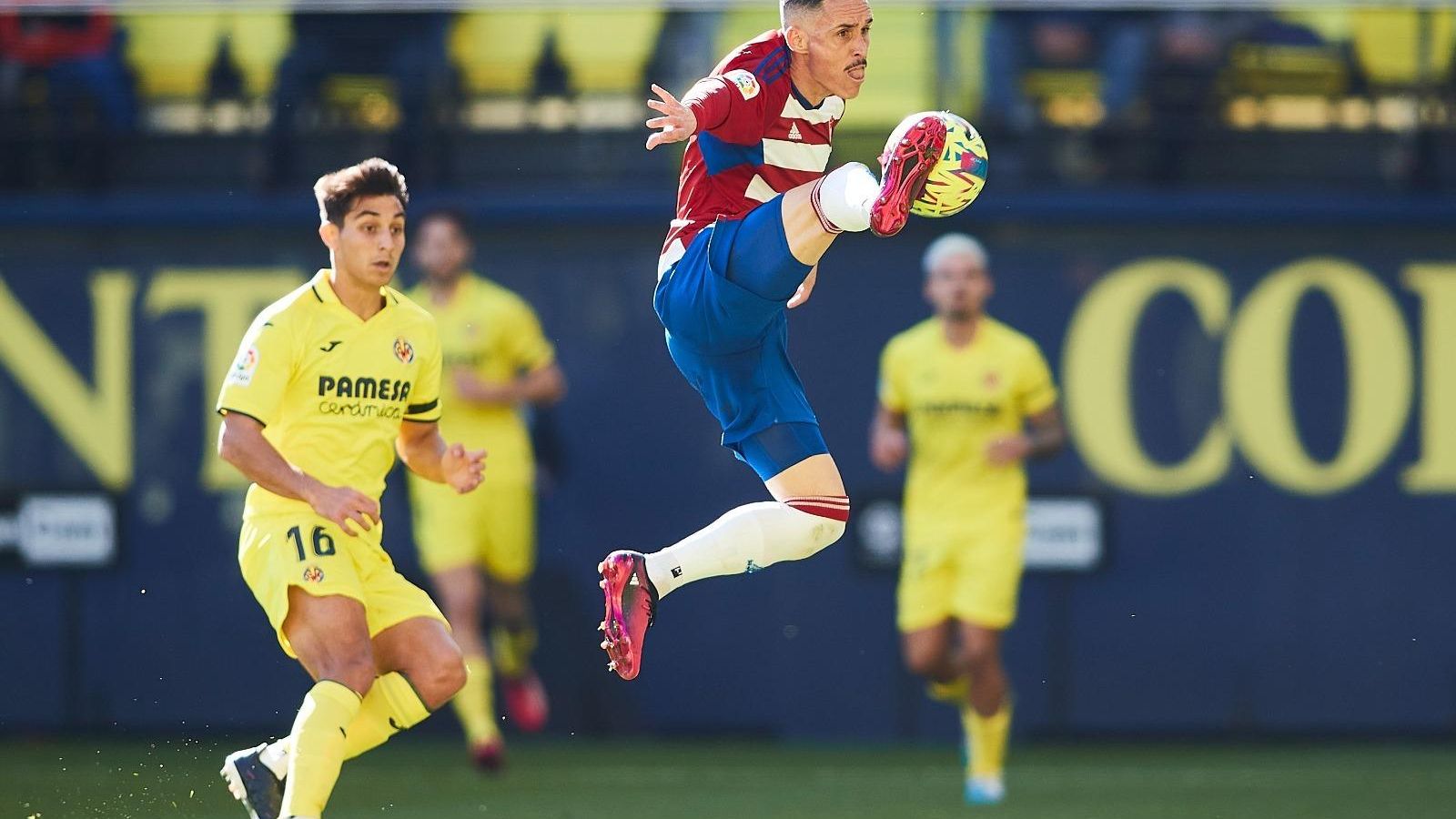 Control de Callejón en una acción del partido en La Cerámica