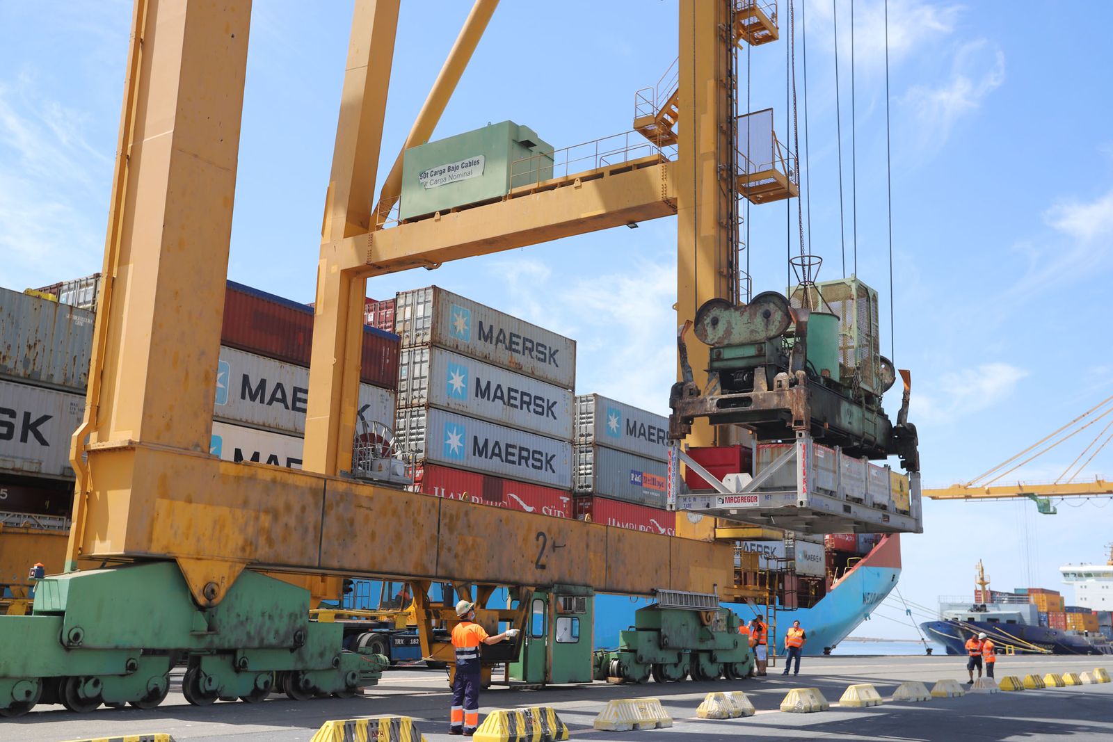 Imágenes de la llegada del buque Maersk al Puerto de Huelva, que abre las escalas con la línea entre Leixoes y Algeciras