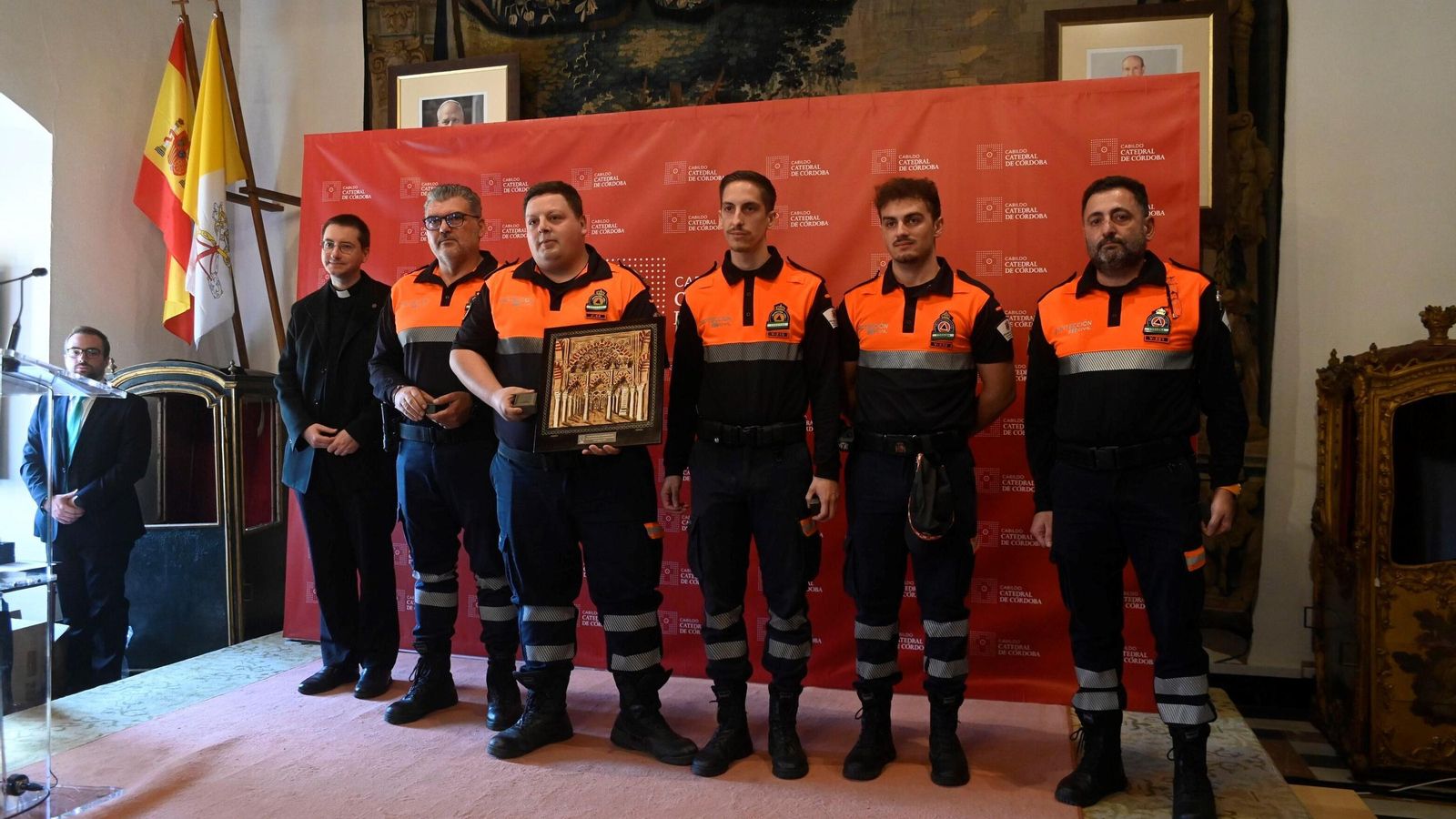 Rreconocimiento a quienes lucharon contra el incendio de la Mezquita de Córdoba.