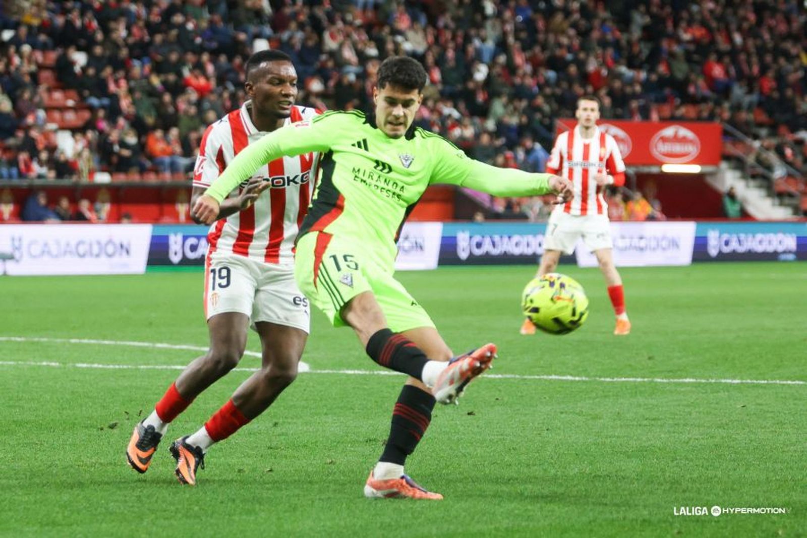 El Sporting golea al colista Mirandés, próximo rival del Málaga CF