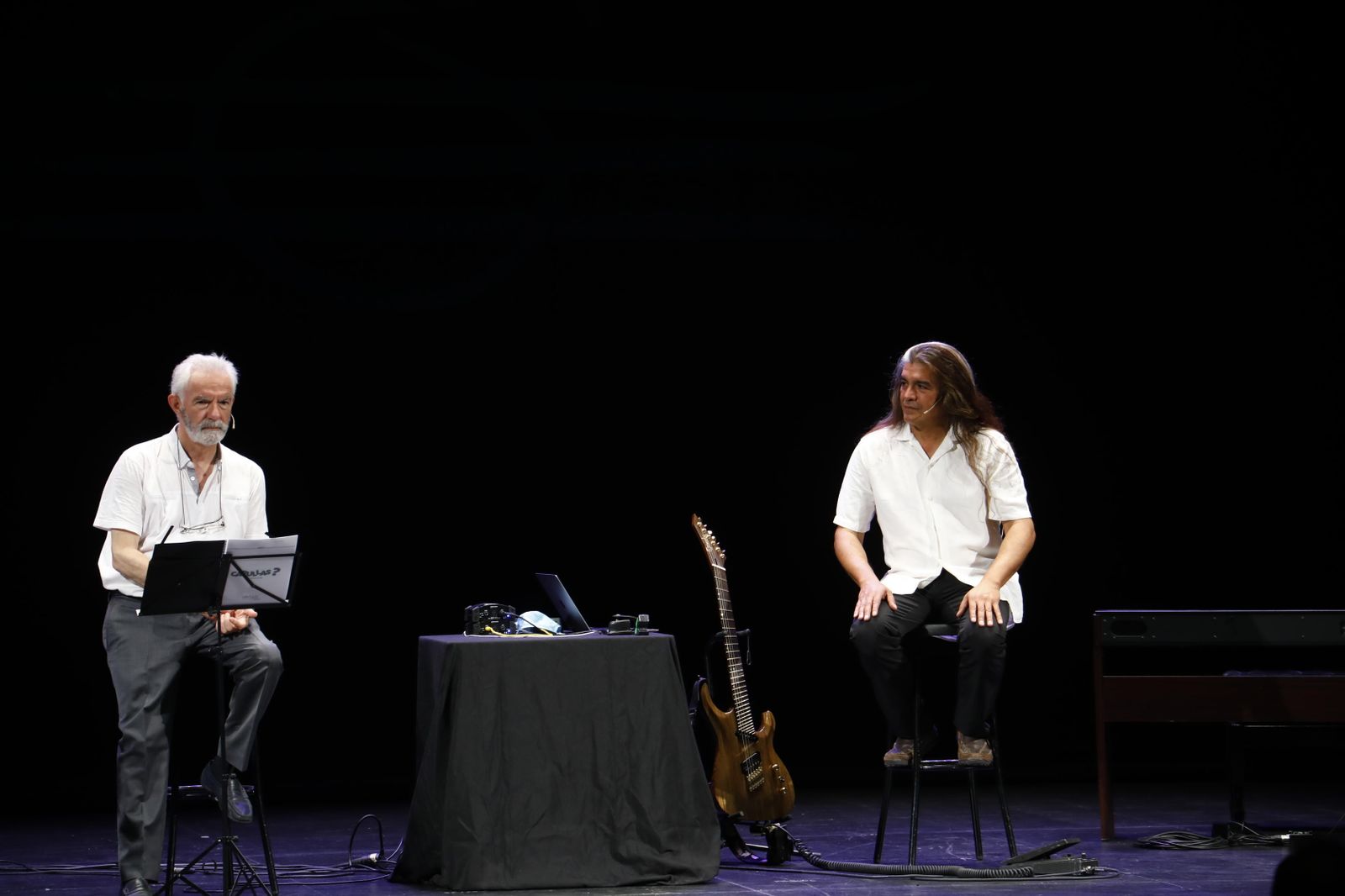 Pablo Salinas y Gonzalo Pérez en la actividad del Festival de la Guitarra 'La guitarra cuenta'.