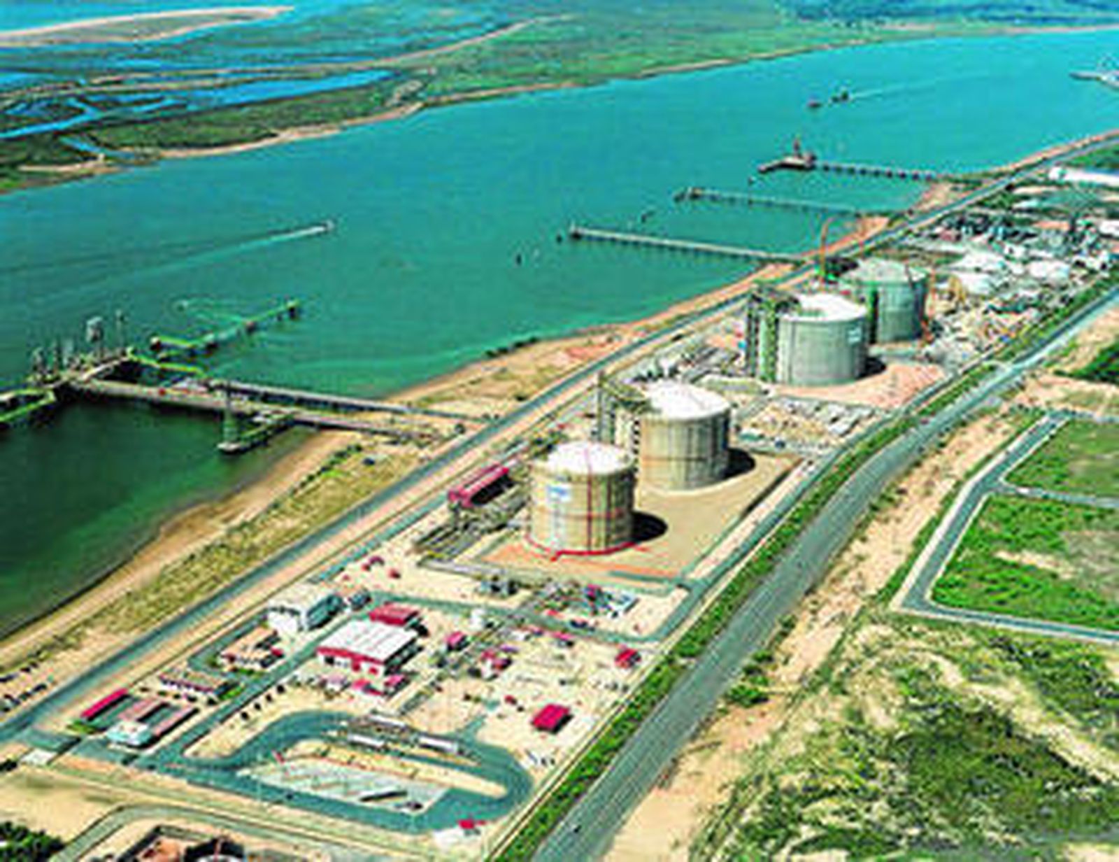 Aguas del Puerto de Huelva a la altura de las instalaciones de Enagás.