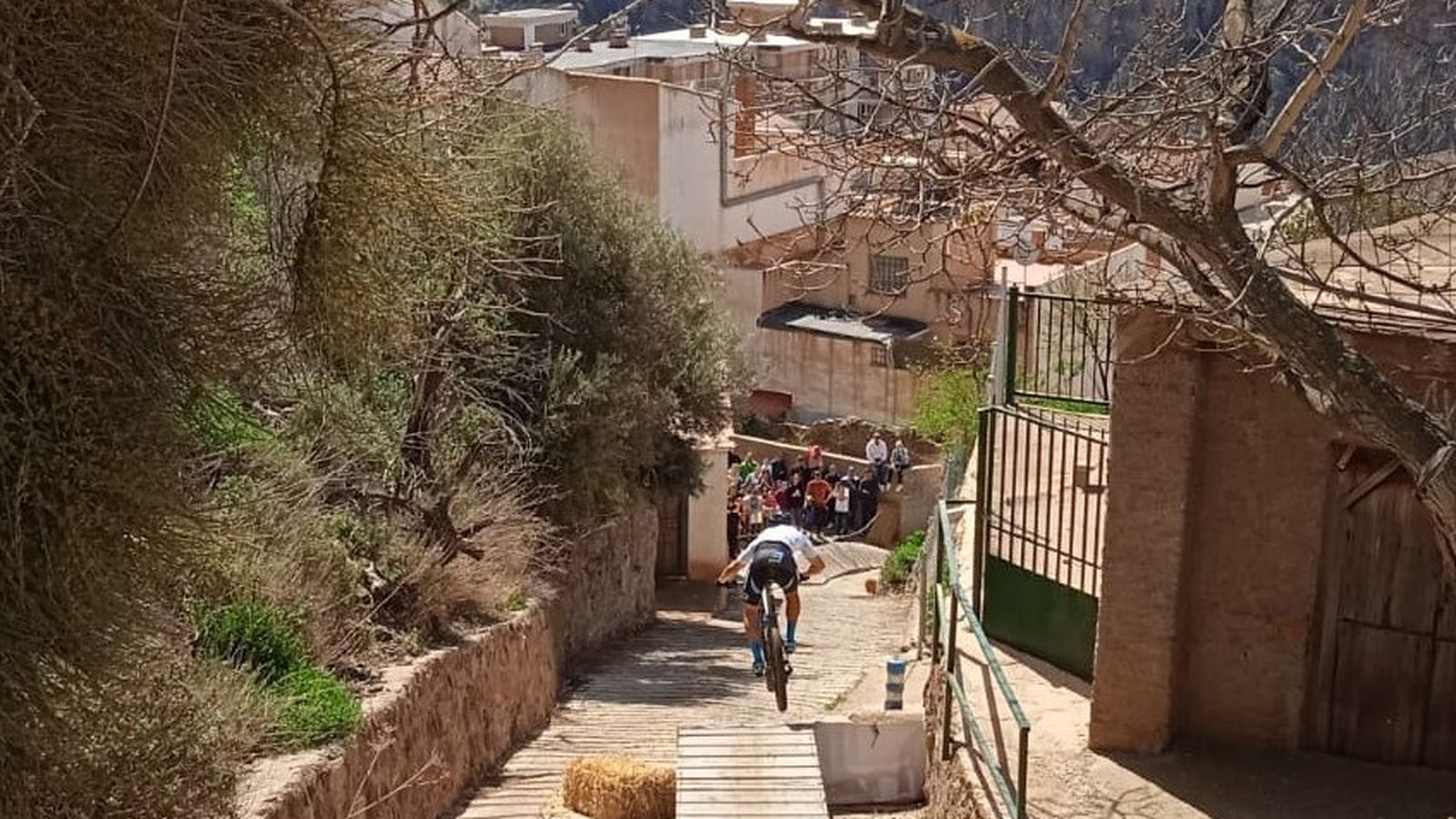 Los aficionados de la localidad alpujarreña disfrutaron con los 'bikers'.