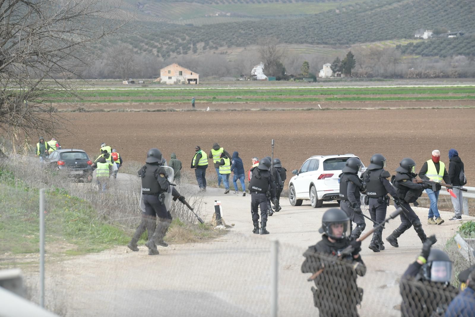 Protestas de los agricultores en Granada: fotos del corte de la A-92 este sábado
