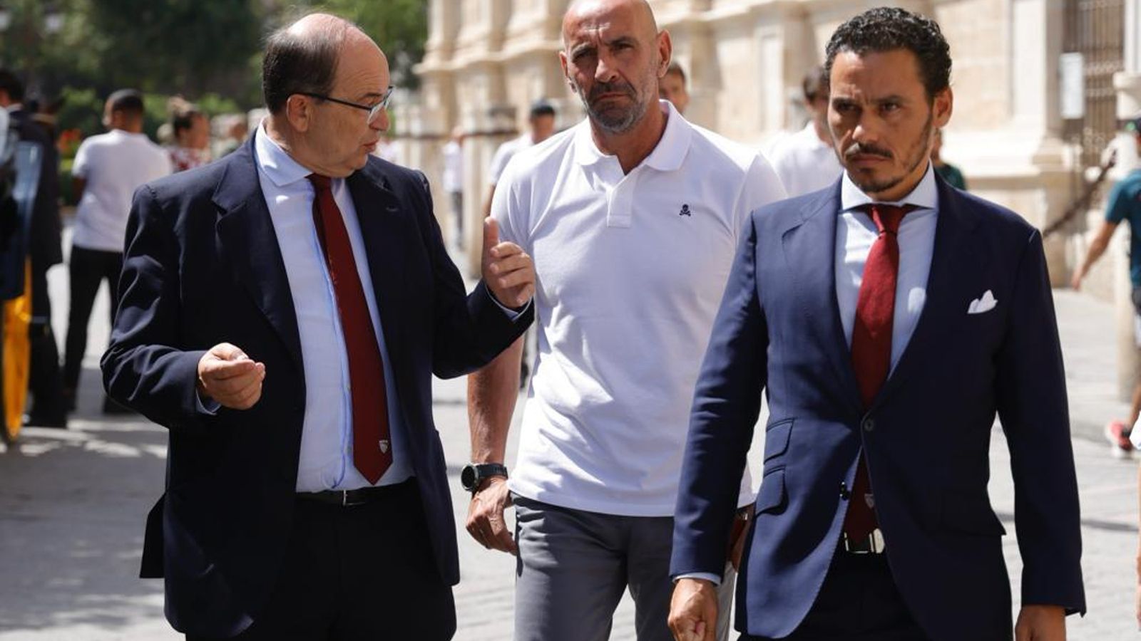 Pepe Castro dialoga con Monchi ante José María del Nido Carrasco a la llegada a la catedral.