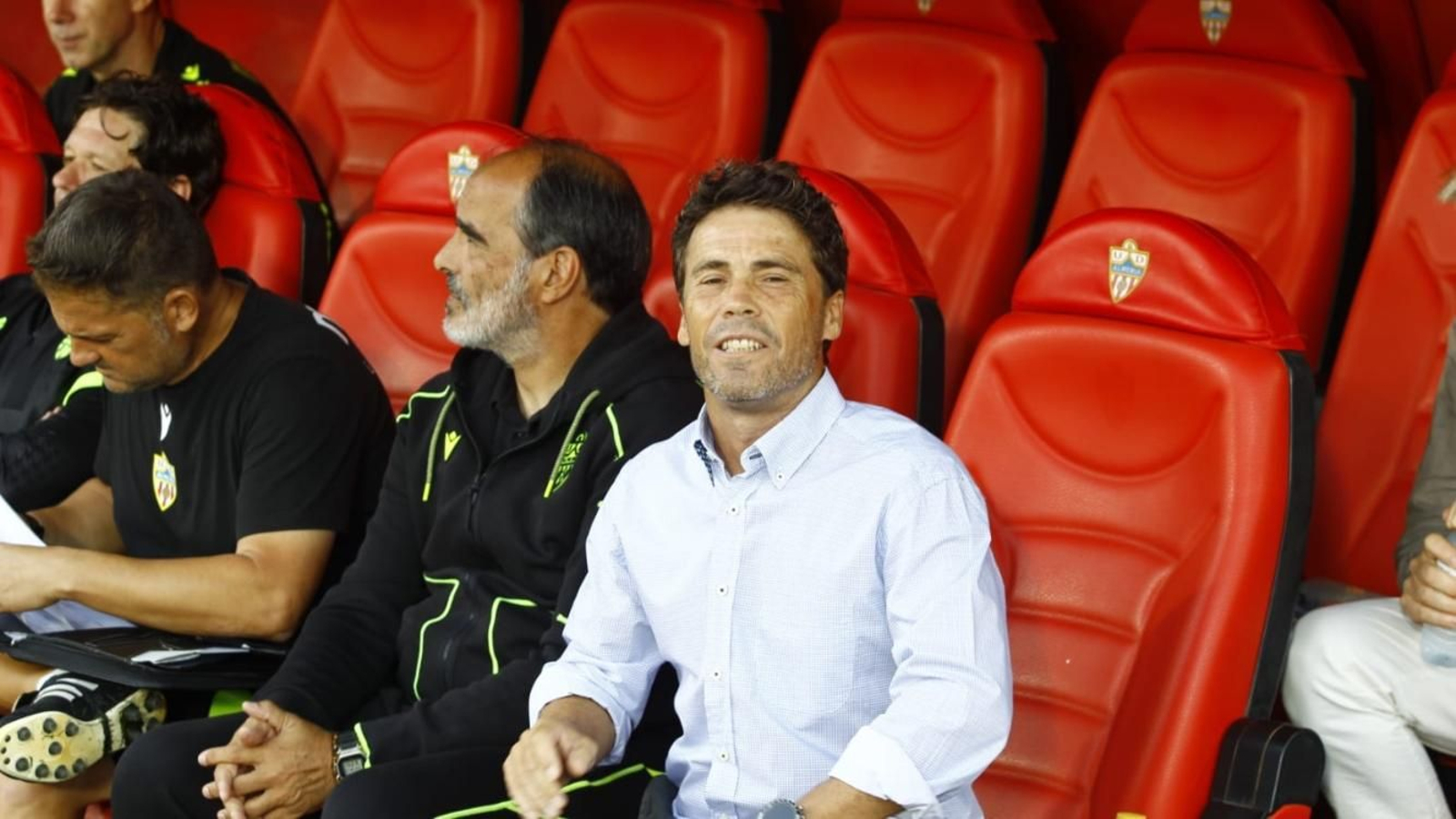 El técnico rojiblanco, en los minutos previos al inicio del duelo ante el Real Zaragoza.