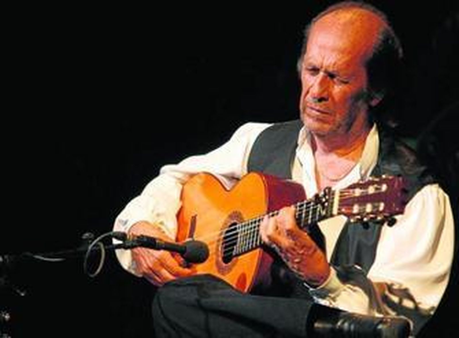 Paco de Lucía toca la guitarra durante una actuación en 2010 en Córdoba.