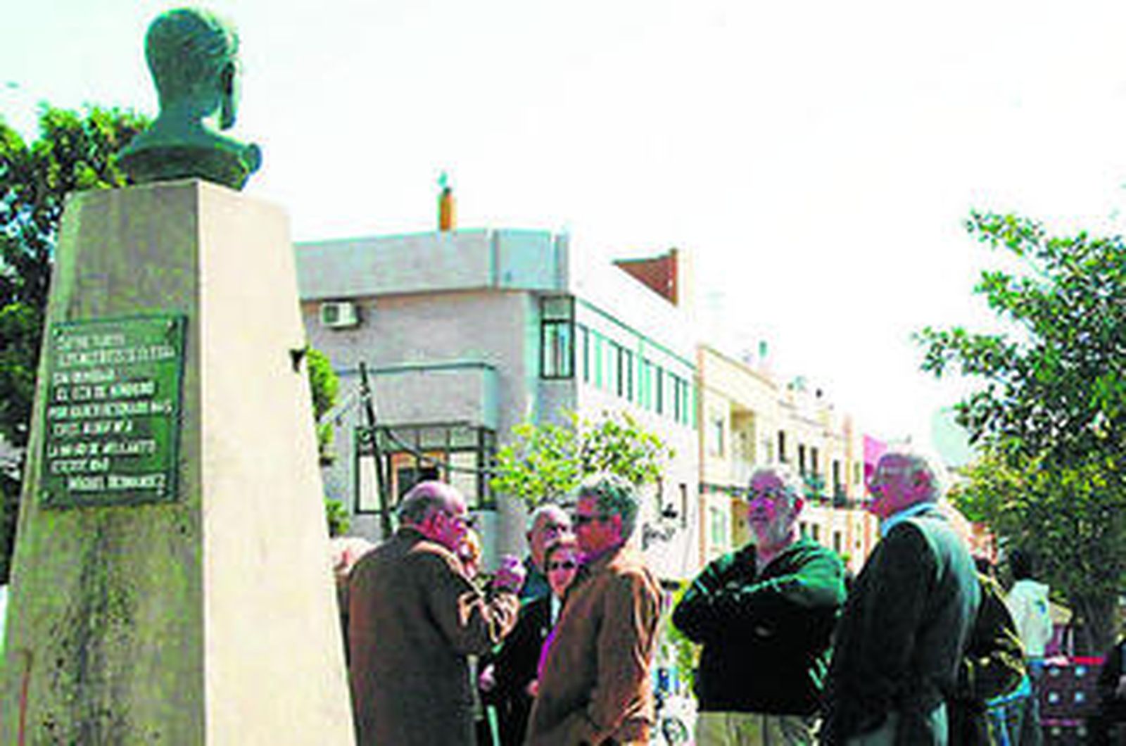 Imagen de uno de los actos en memoria de Don Juanito, en la plaza donde un busto recuerda su figura.