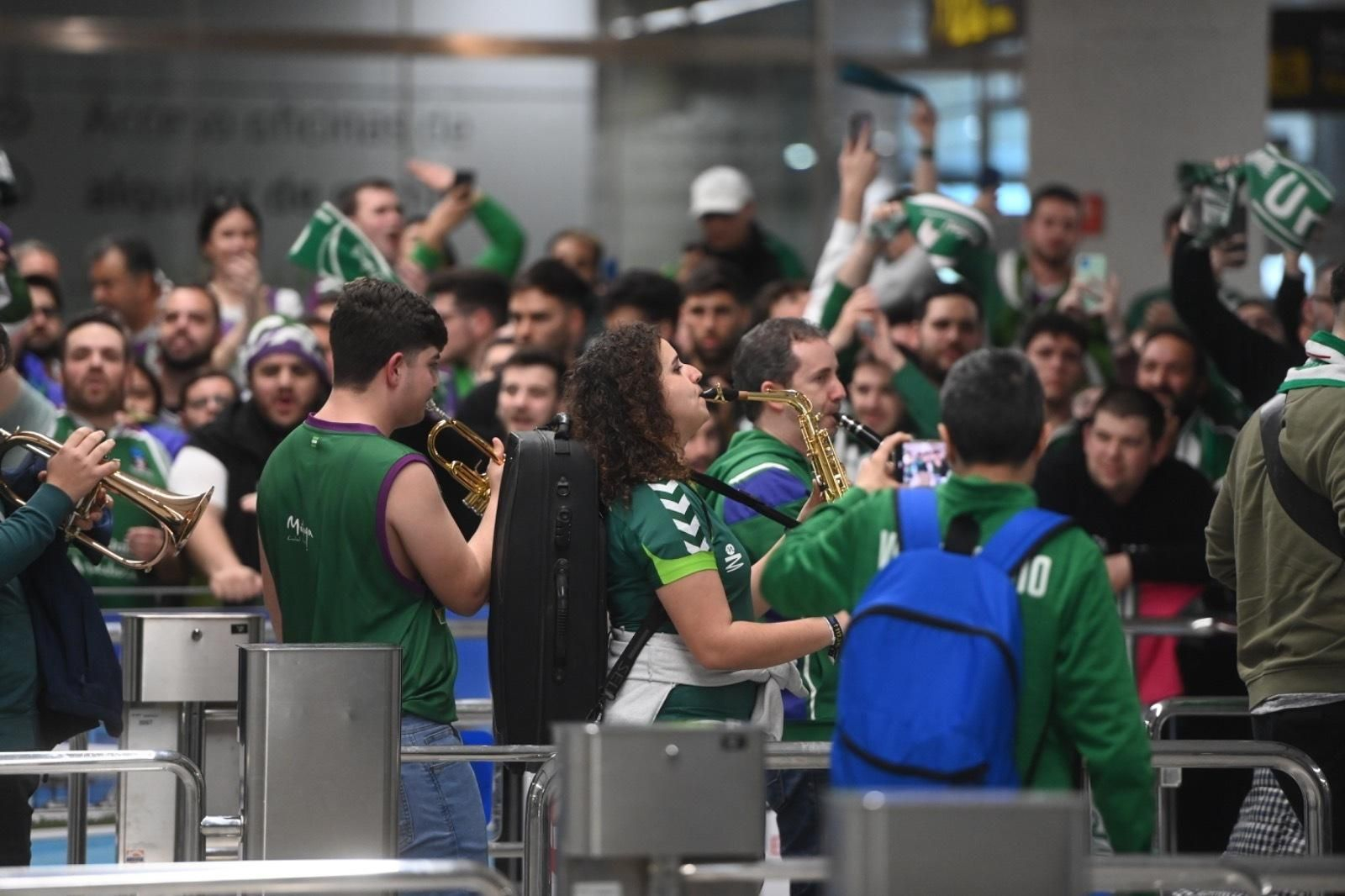 Júbilo en la llegada del Unicaja al aeropuerto