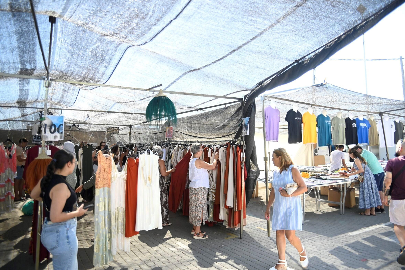 Un domingo de verano en el mercadillo de El Arenal de Córdoba