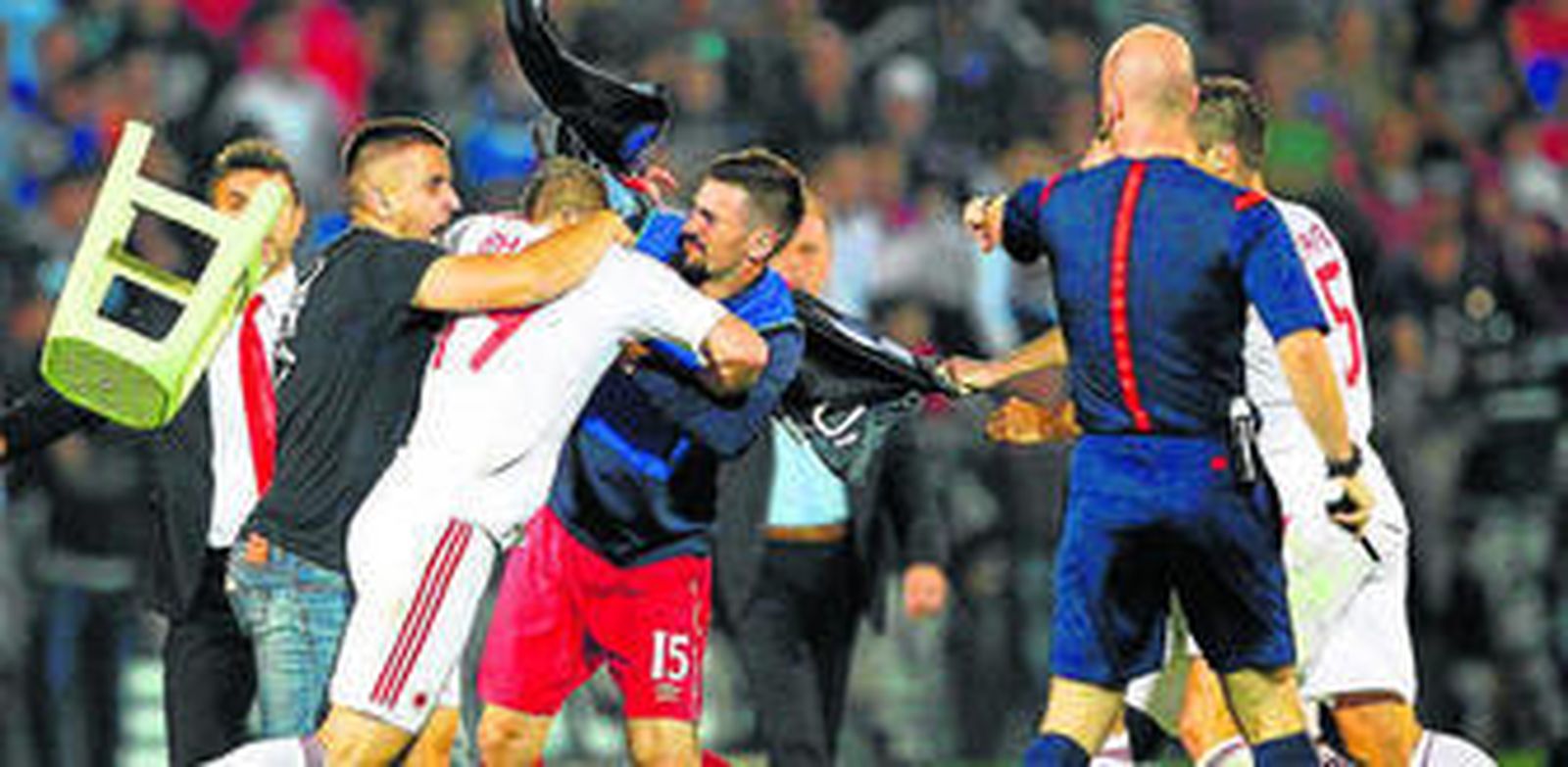 Jugadores albaneses (de blanco) y serbios se pelean y las sillas vuelan sobre el césped del estadio del Partizán.