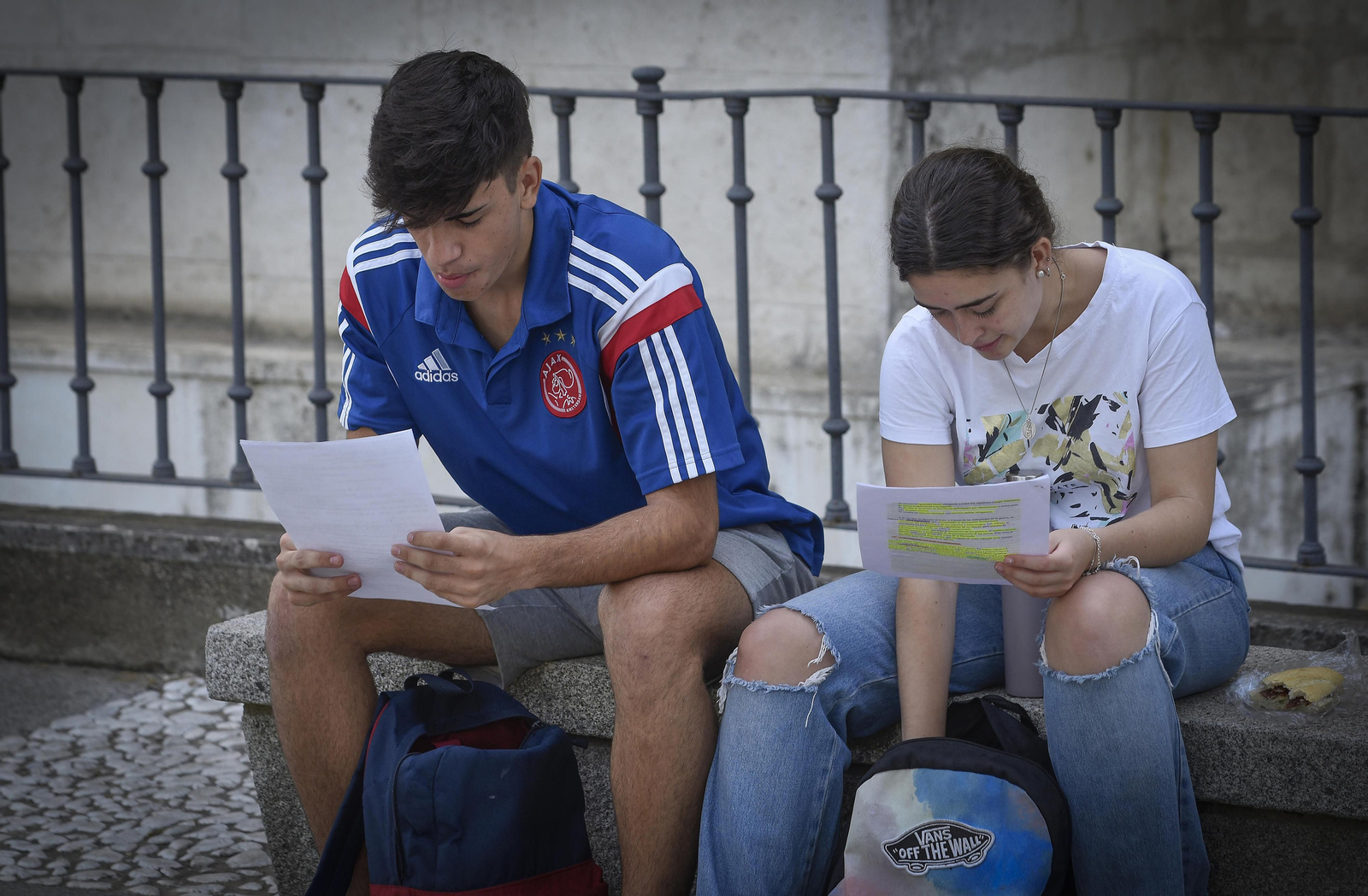 Jóvenes repasando los apuntes en la US antes de los exámenes de Selectividad.