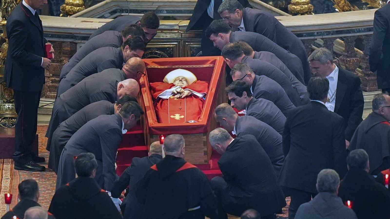 Los 'sedari' depositan el féretro de Francisco en el Altar de la Confesión de San Pedro.